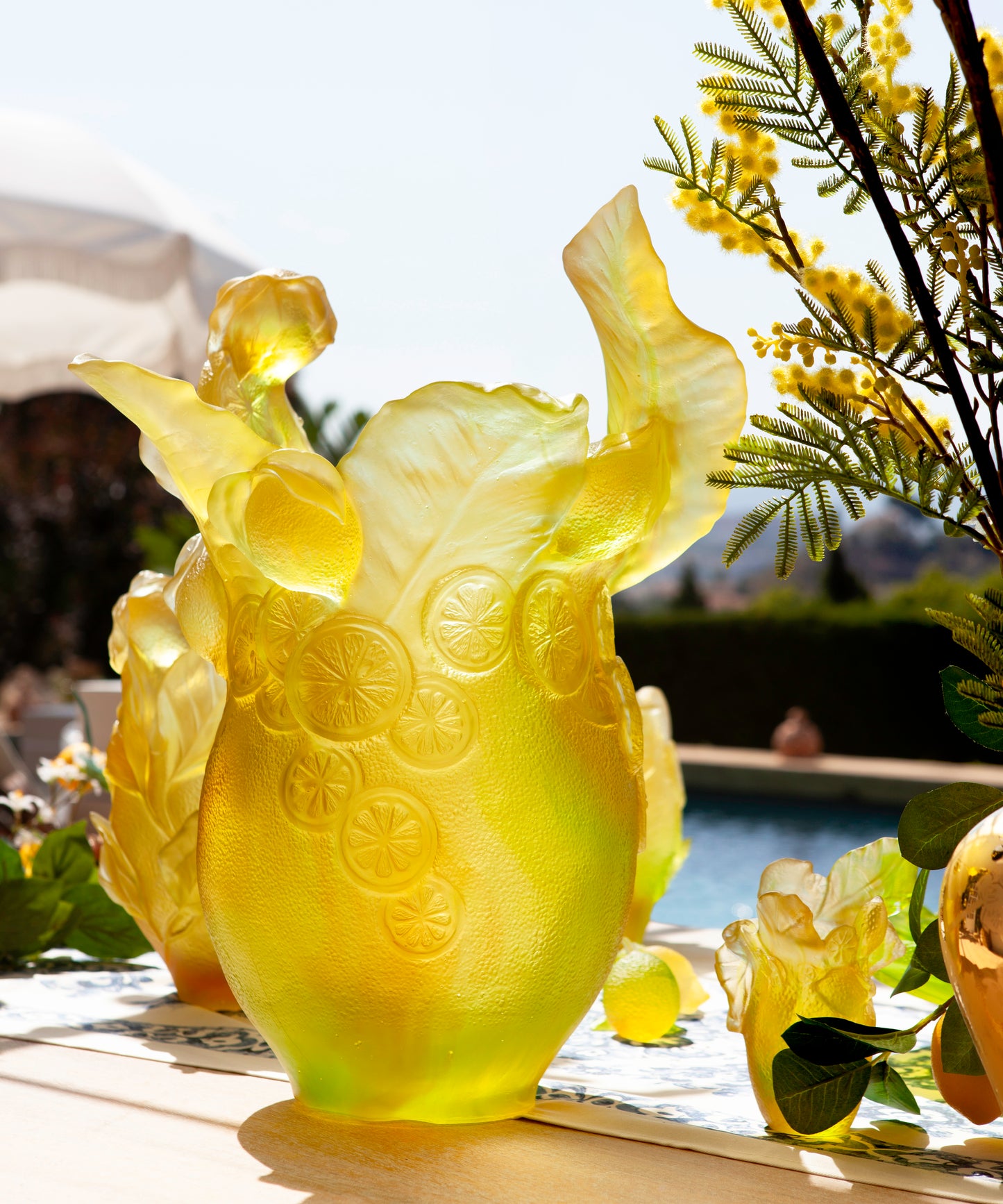 Vase Magnum Citrus Daum, verre soufflé coloré avec motif citrus, élégant et décoratif pour intérieur.