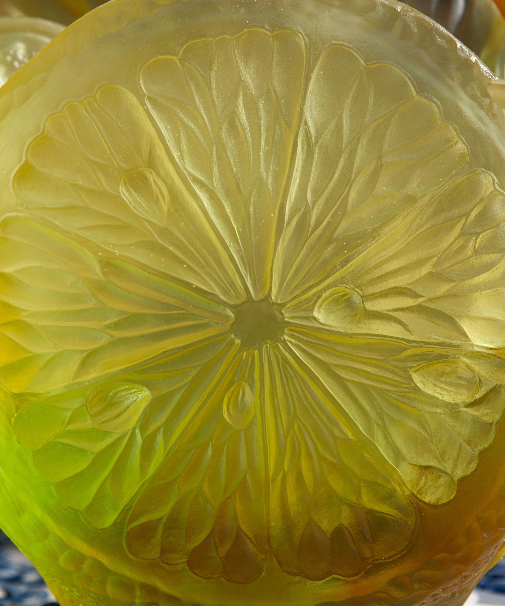 Vase moyen Citrus modèle 225ex de Daum en verre coloré avec motif citrus, élégant et artisanal.