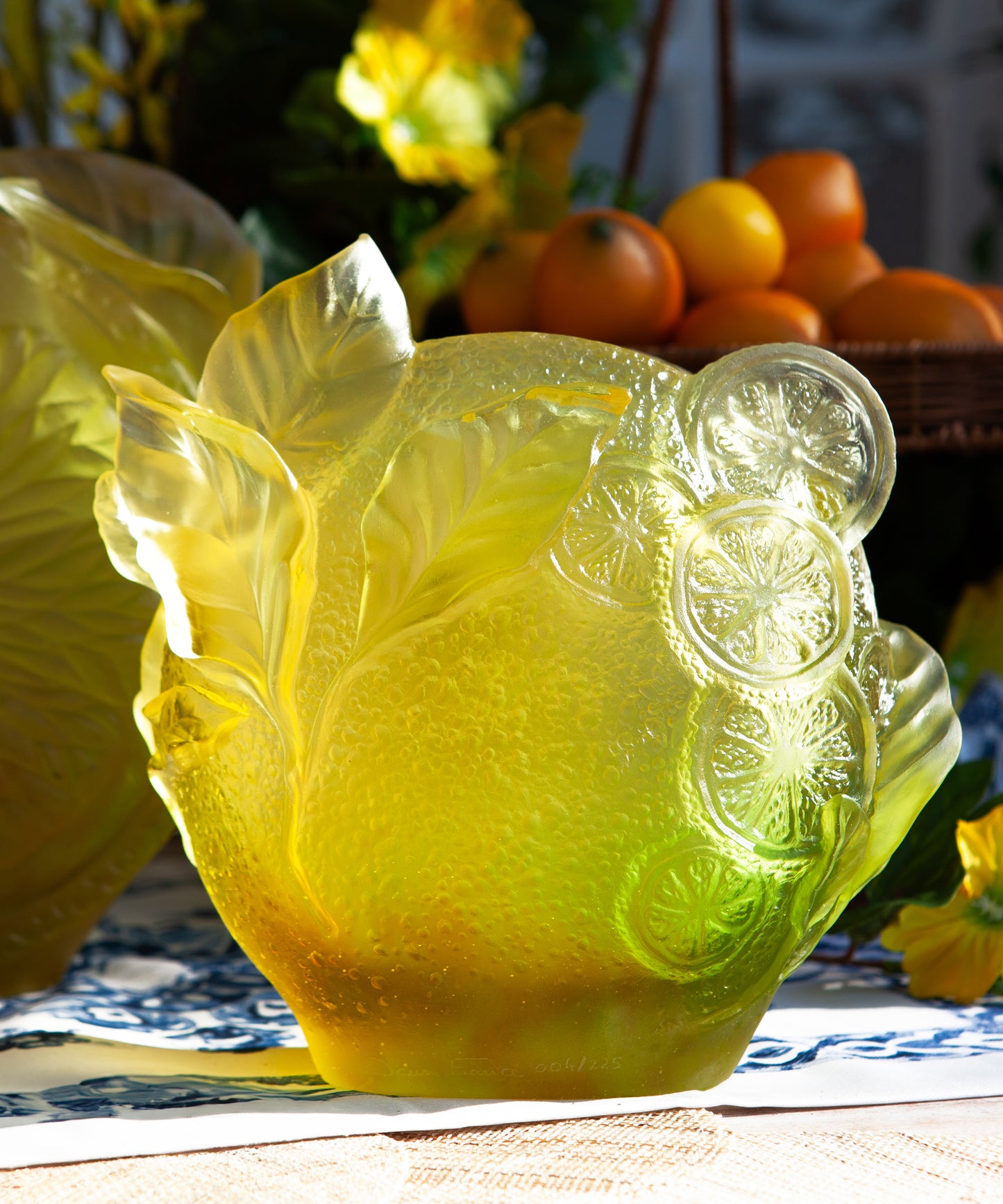 Vase moyen Citrus modèle 225ex en verre coloré de la marque Daum, avec une finition élégante et une forme arrondie.