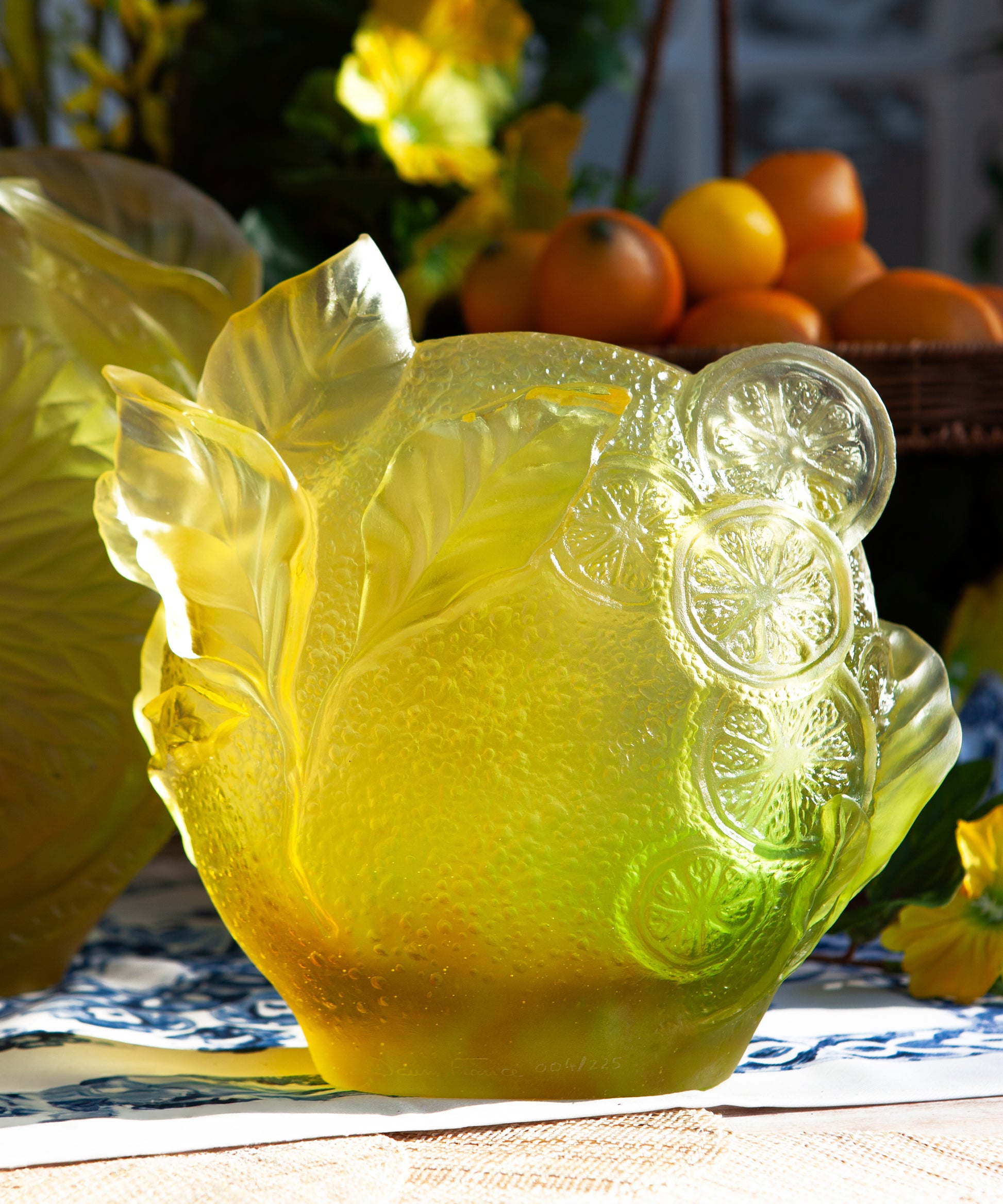 Vase moyen Citrus modèle 225ex en verre coloré de la marque Daum, avec une finition élégante et une forme arrondie.