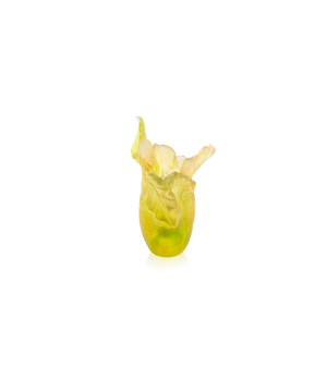 Vase petit modèle Citrus de la marque Daum avec motif citron jaune, en verre coloré et transparent.