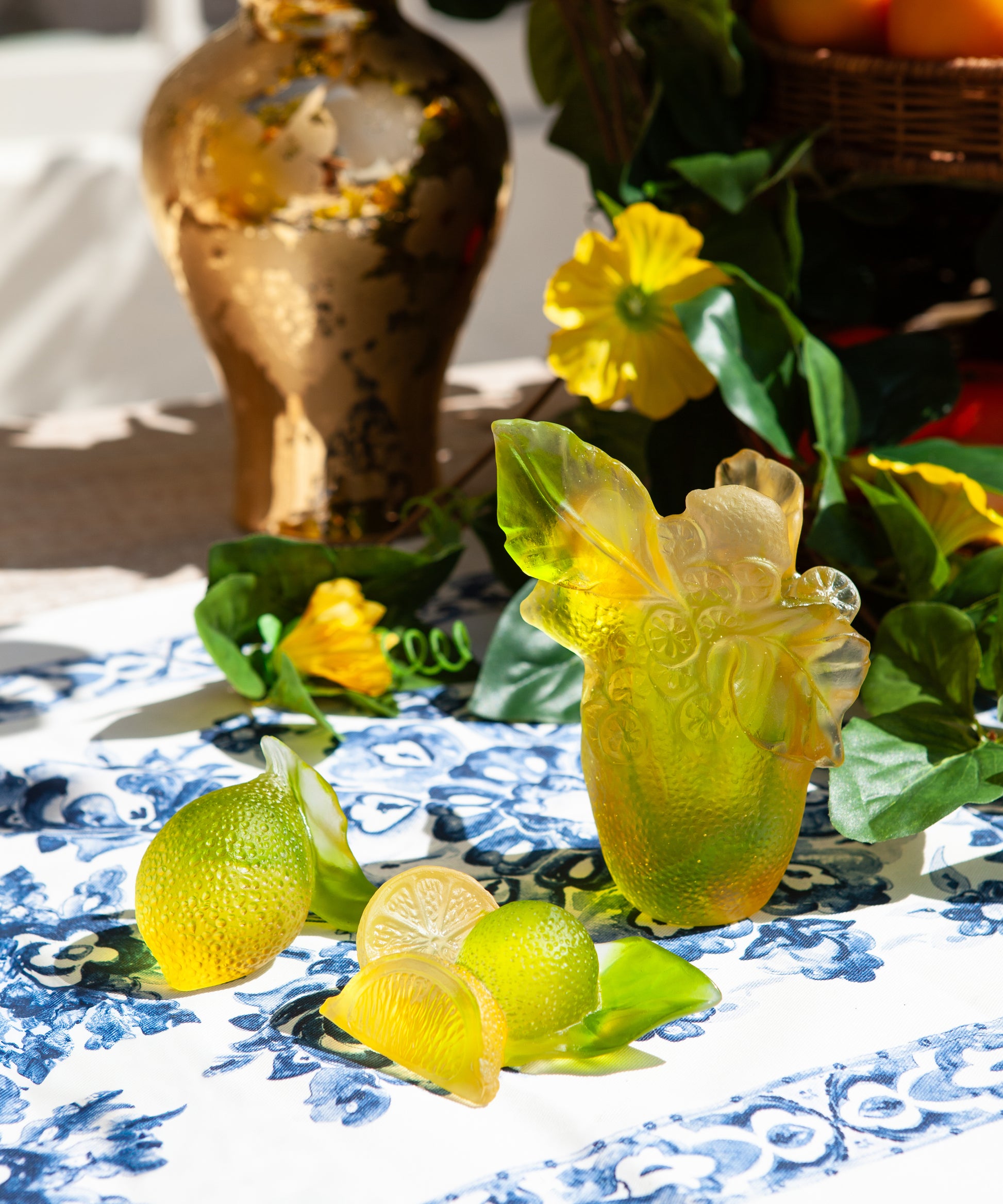 Vase petit modèle Citrus de la marque Daum, en verre coloré avec motif citrus, posé sur une surface neutre.