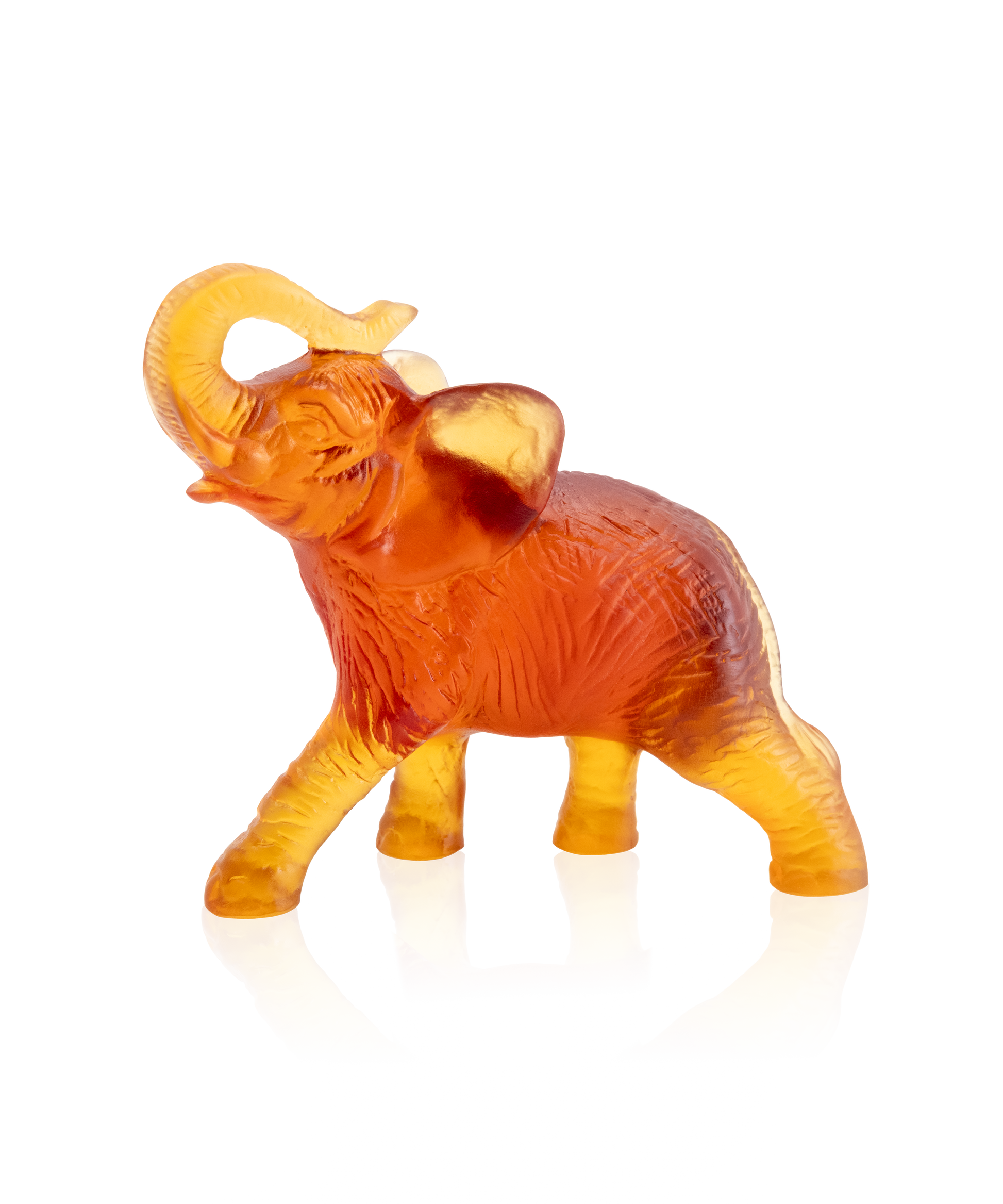 Éléphant en verre ambré de la marque Daum, sculpture décorative élégante avec détails fins, sur fond neutre.