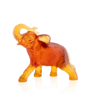 Éléphant en verre de couleur ambre signé Daum, sculpture artistique en verre soufflé avec détails fins.