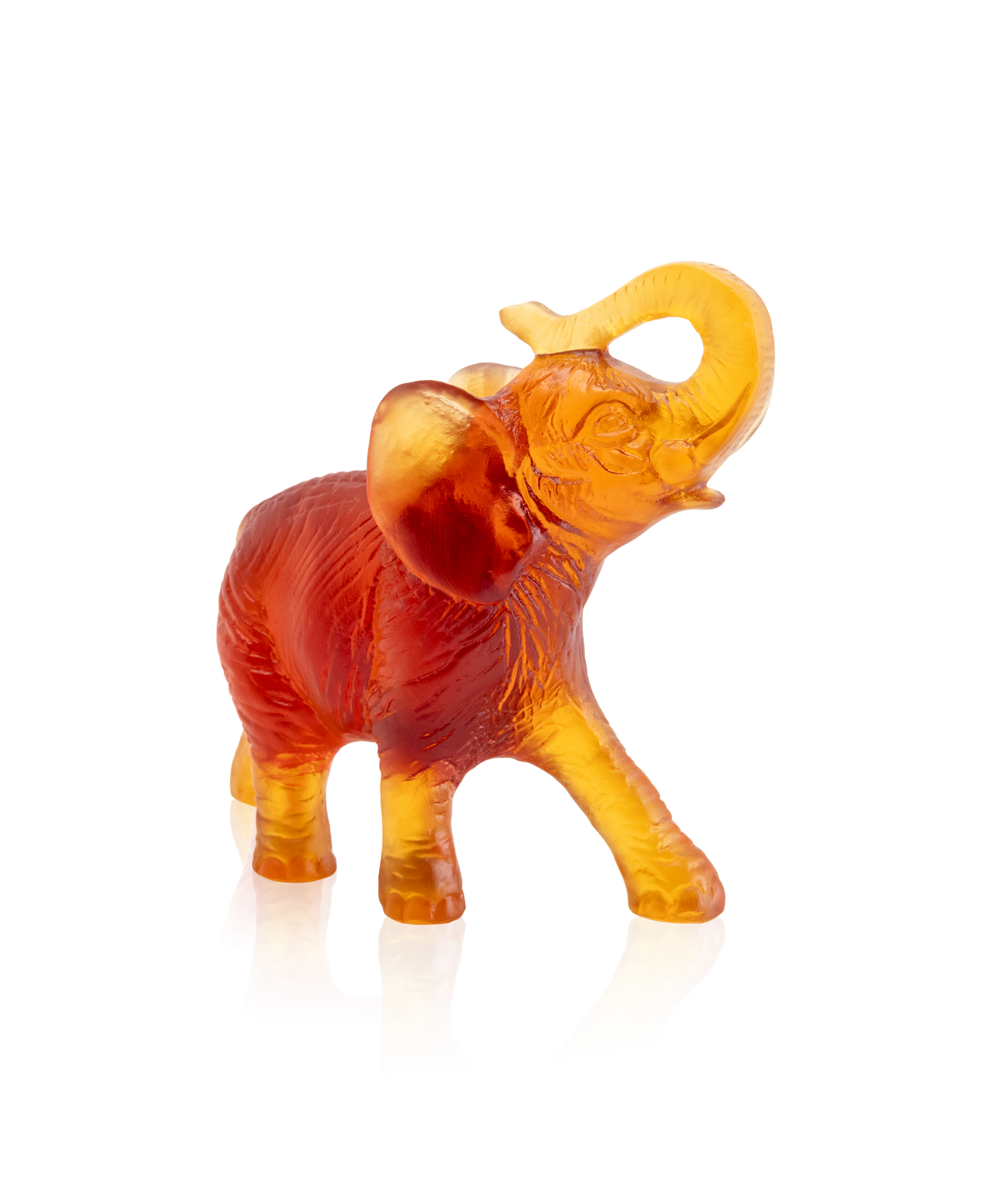 Éléphant en verre Ambre signé Daum, sculpture artistique avec détails fins et finition brillante, décor élégant et raffiné.