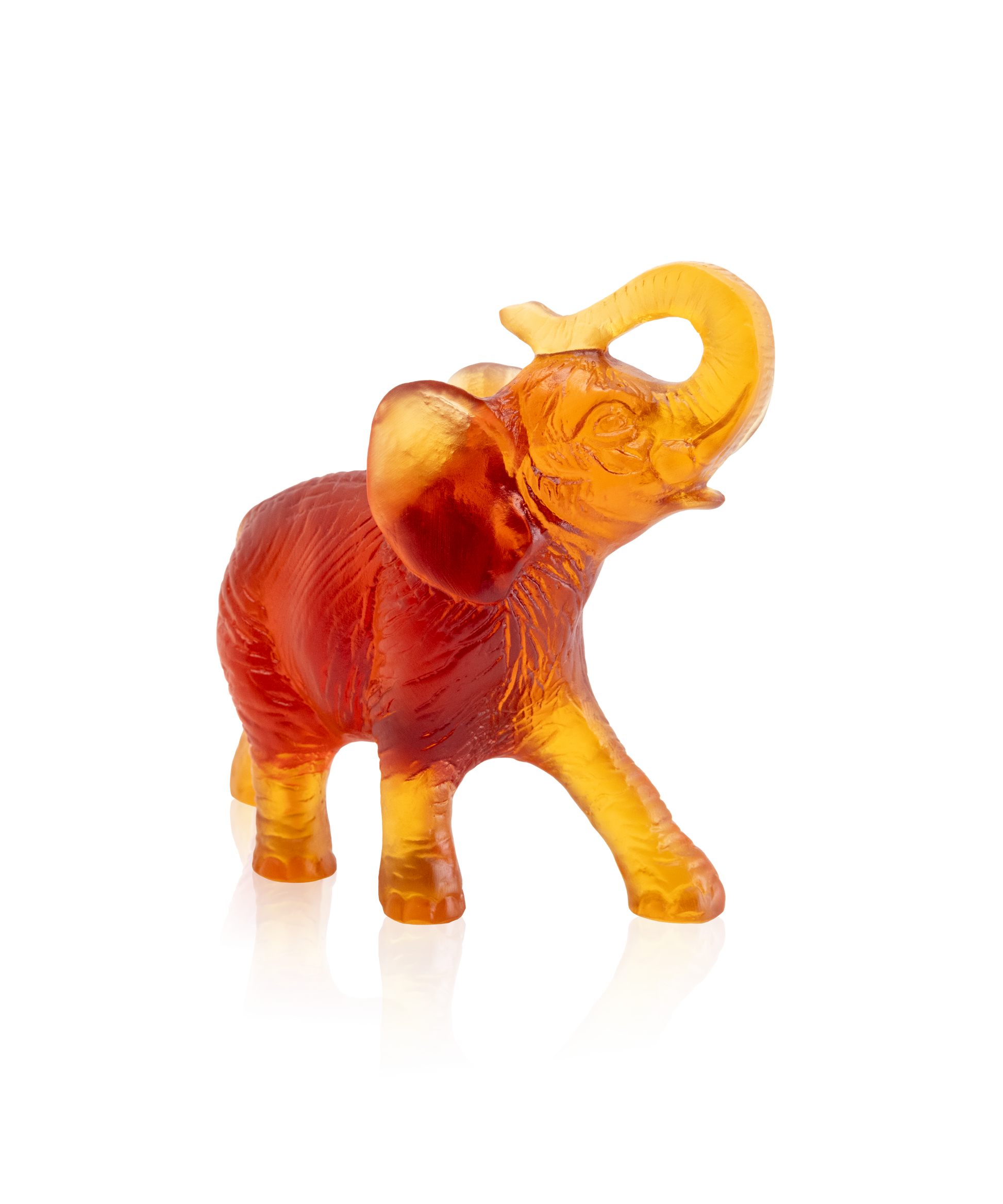 Éléphant en verre Ambre signé Daum, sculpture artistique avec détails fins et finition brillante, décor élégant et raffiné.