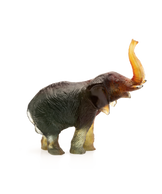 Éléphant moyen en verre vert et ambre de Jean-François Leroy, pièce artisanale de la marque Daum, visible en détail.