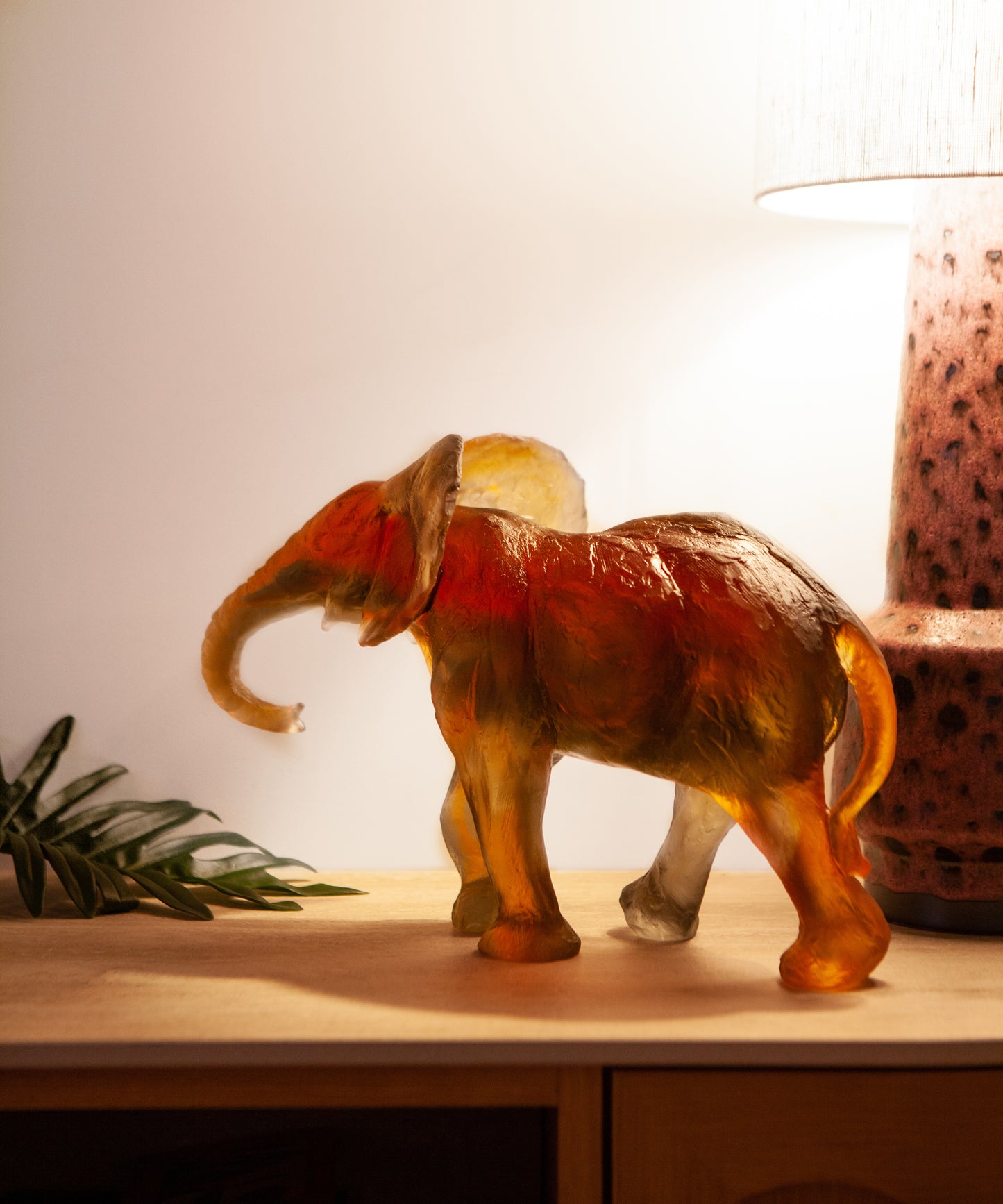 Éléphant Savana grand modèle de Daum, sculpture en verre de Isabelle Carabantes, détails artistiques et finition élégante.