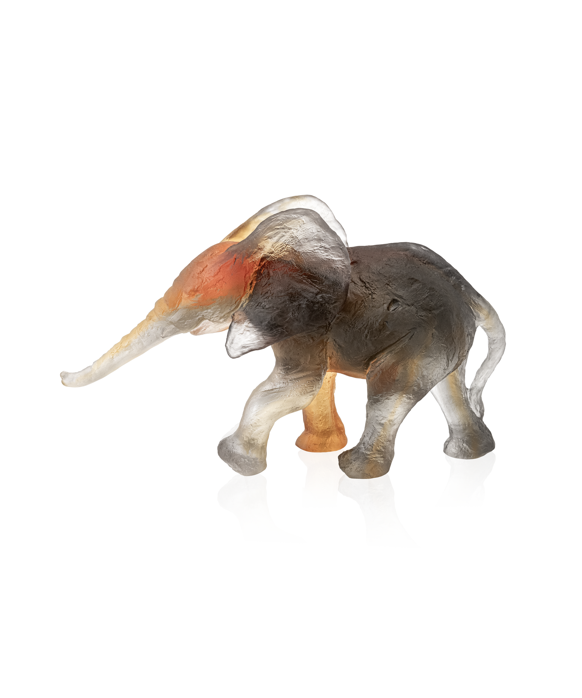 Éléphant de la savane en cristal Daum, modèle moyen conçu par Isabelle Carabantes, avec détails artistiques.