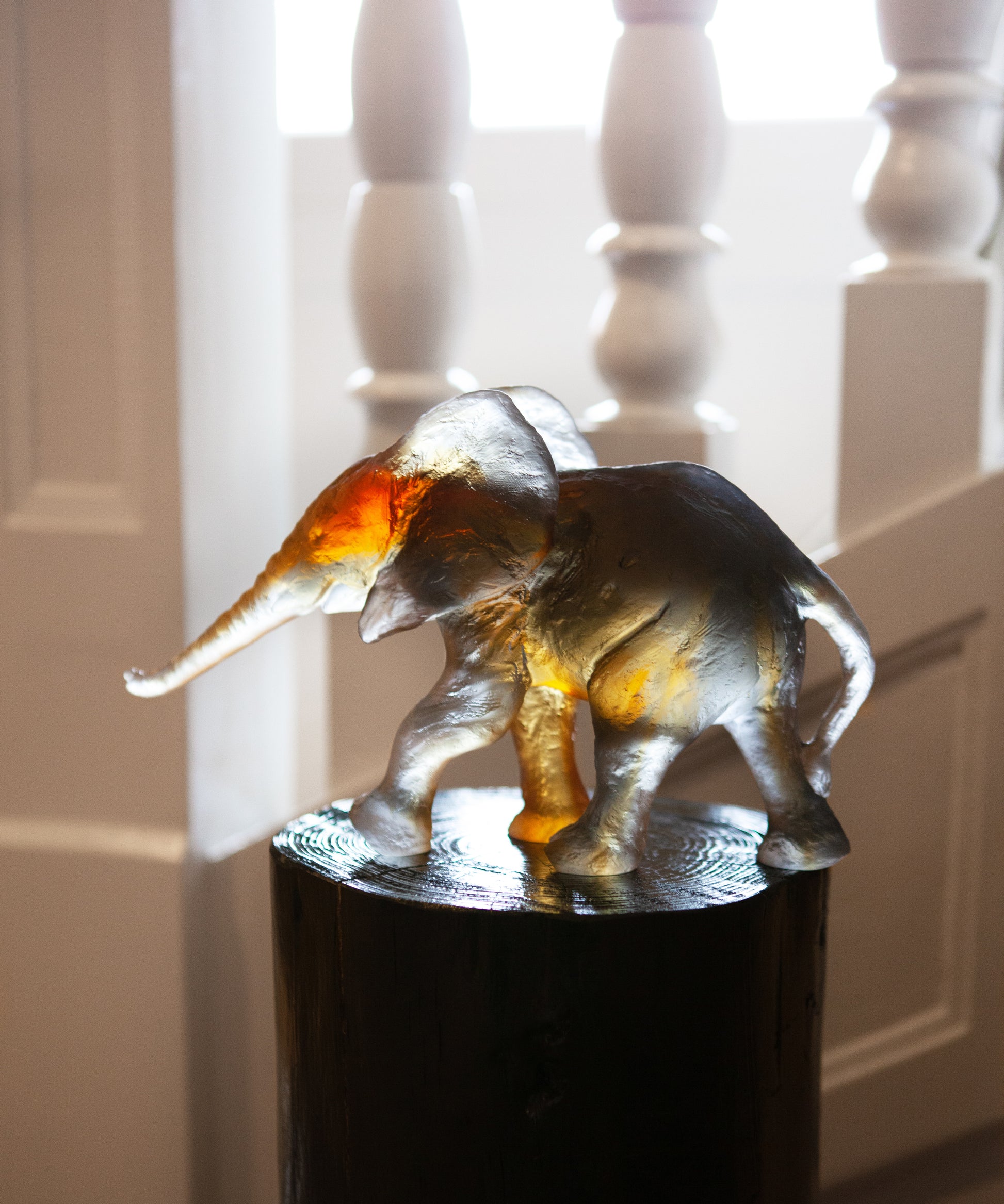 Éléphant Savana moyen modèle de Daum, sculpture en cristal signé Isabelle Carabantes, détail fin et finition élégante.