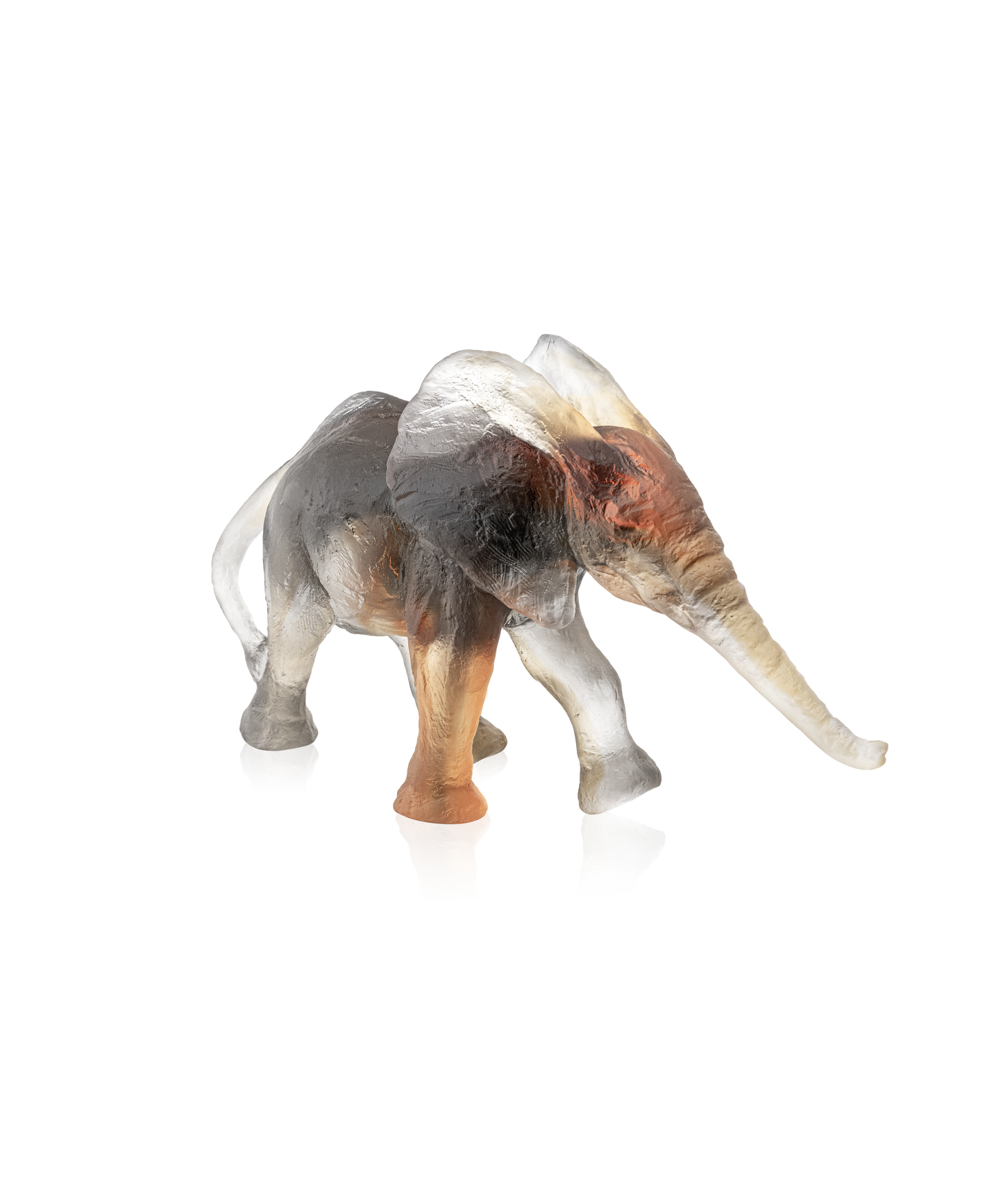 Éléphant Savana moyen modèle de Daum par Isabelle Carabantes, sculpture en cristal avec détails artistiques, vue de face.