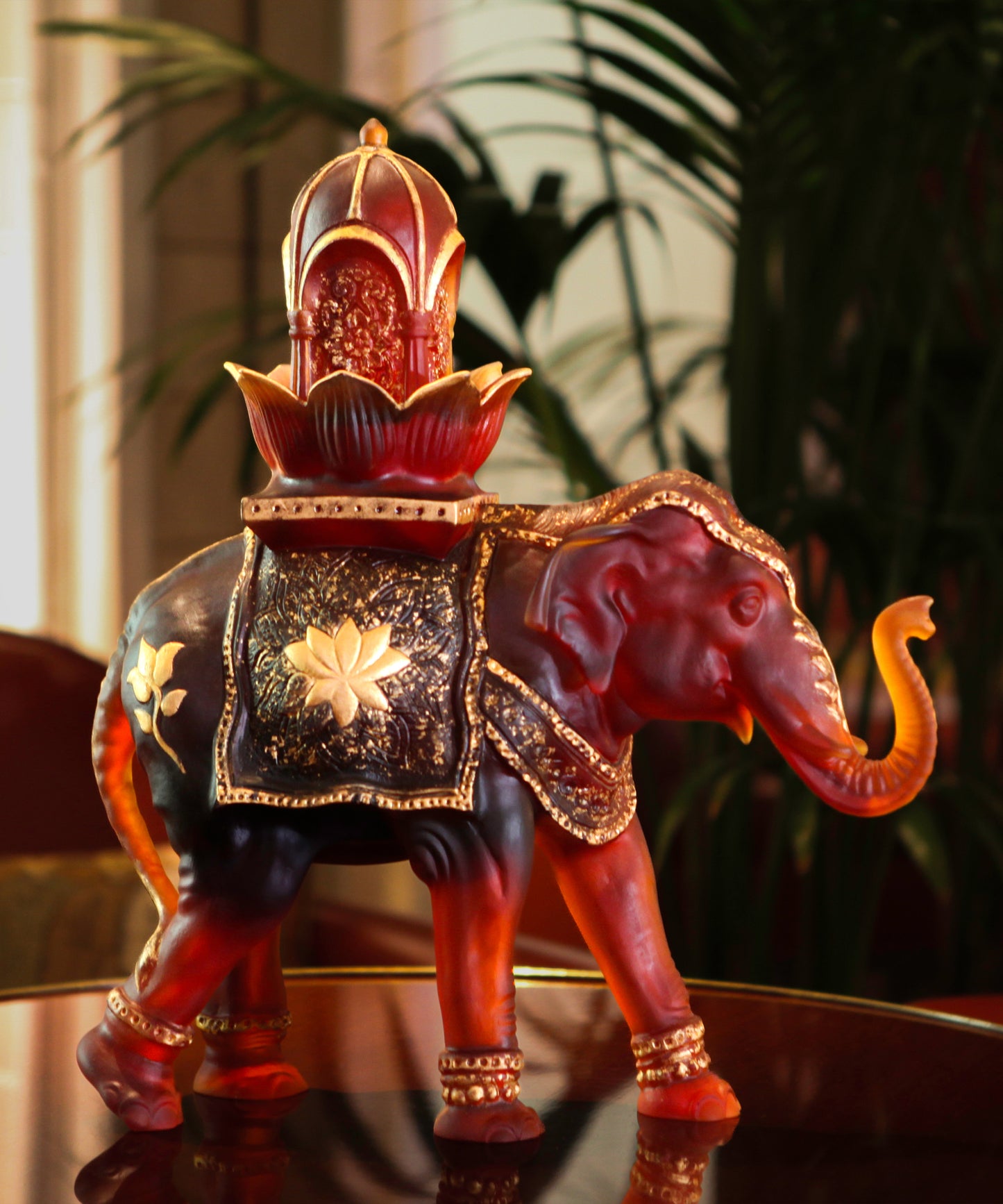 Sculpture en verre de l'éléphant Shalmara 25ex de la marque Daum, avec détails colorés et finition élégante.