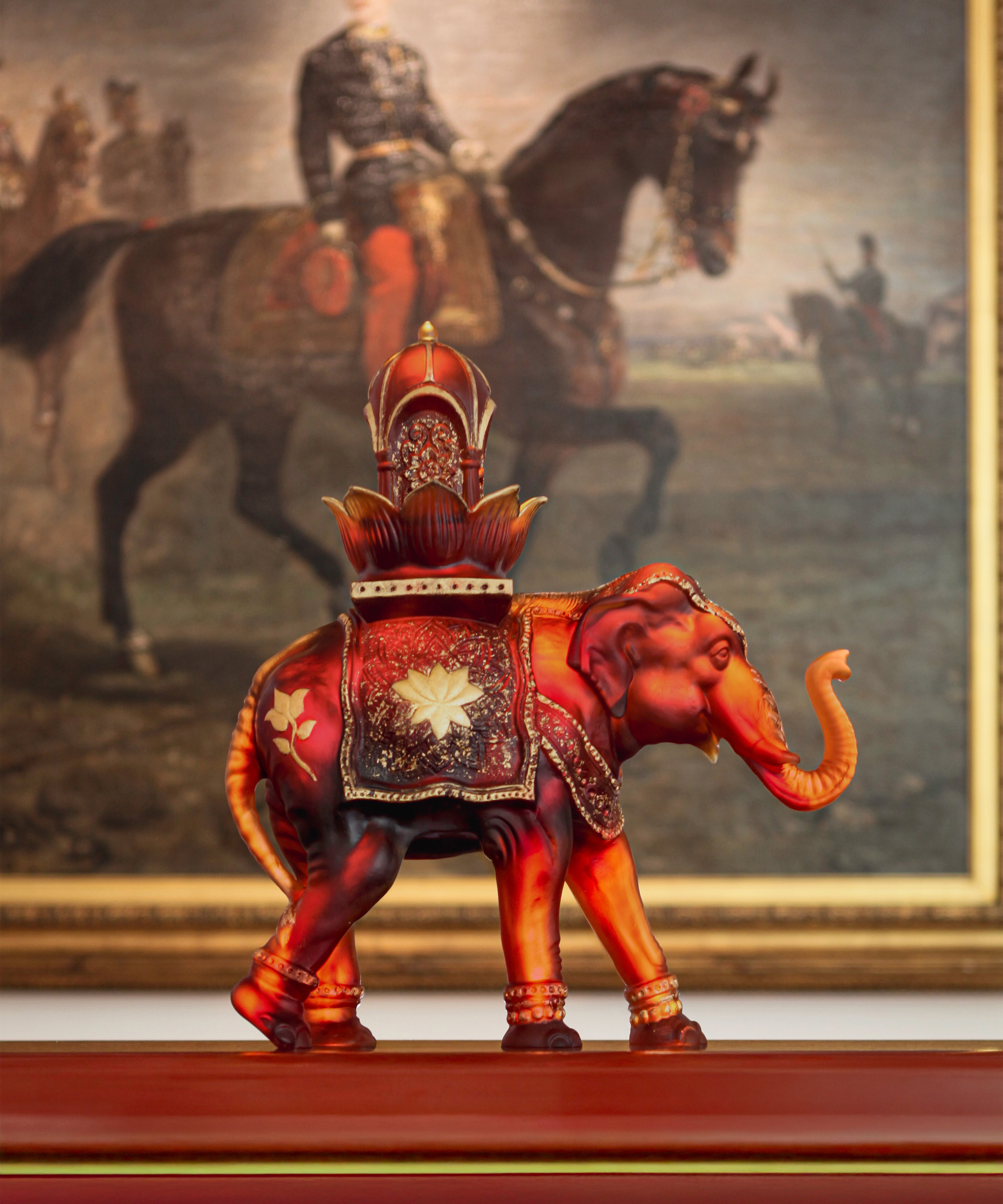 Éléphant Shalmara 25ex en verre de Daum, sculpture artistique représentant un éléphant avec détails colorés et finitions élégantes.
