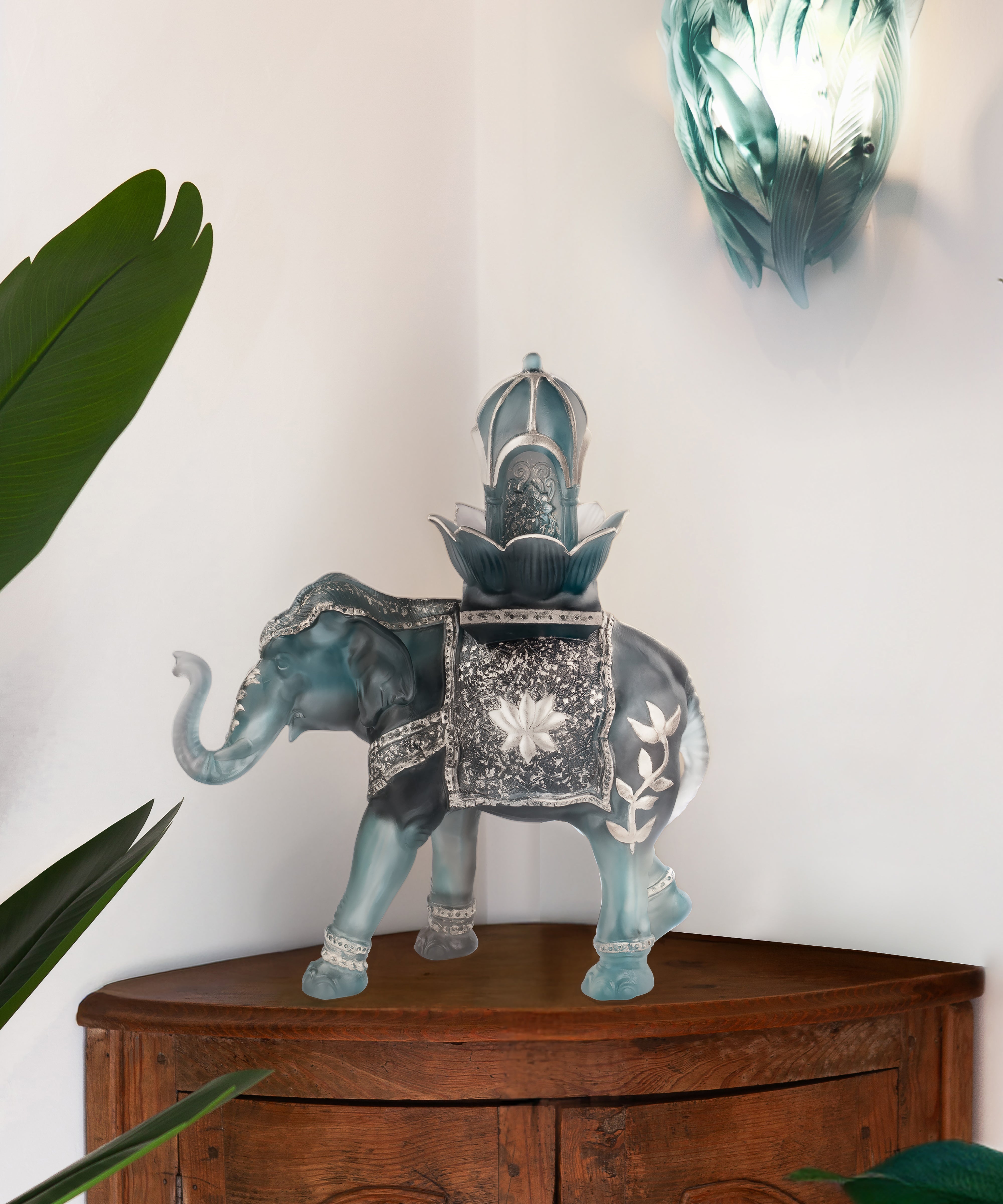 Eléphant en verre bleu gris Shalmara de Daum, collection de 25 pièces, détails délicats et finition artistique visible.