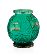 Vase grand modèle Empreinte en verre vert avec finition or signé Daum, design élégant et artistique.