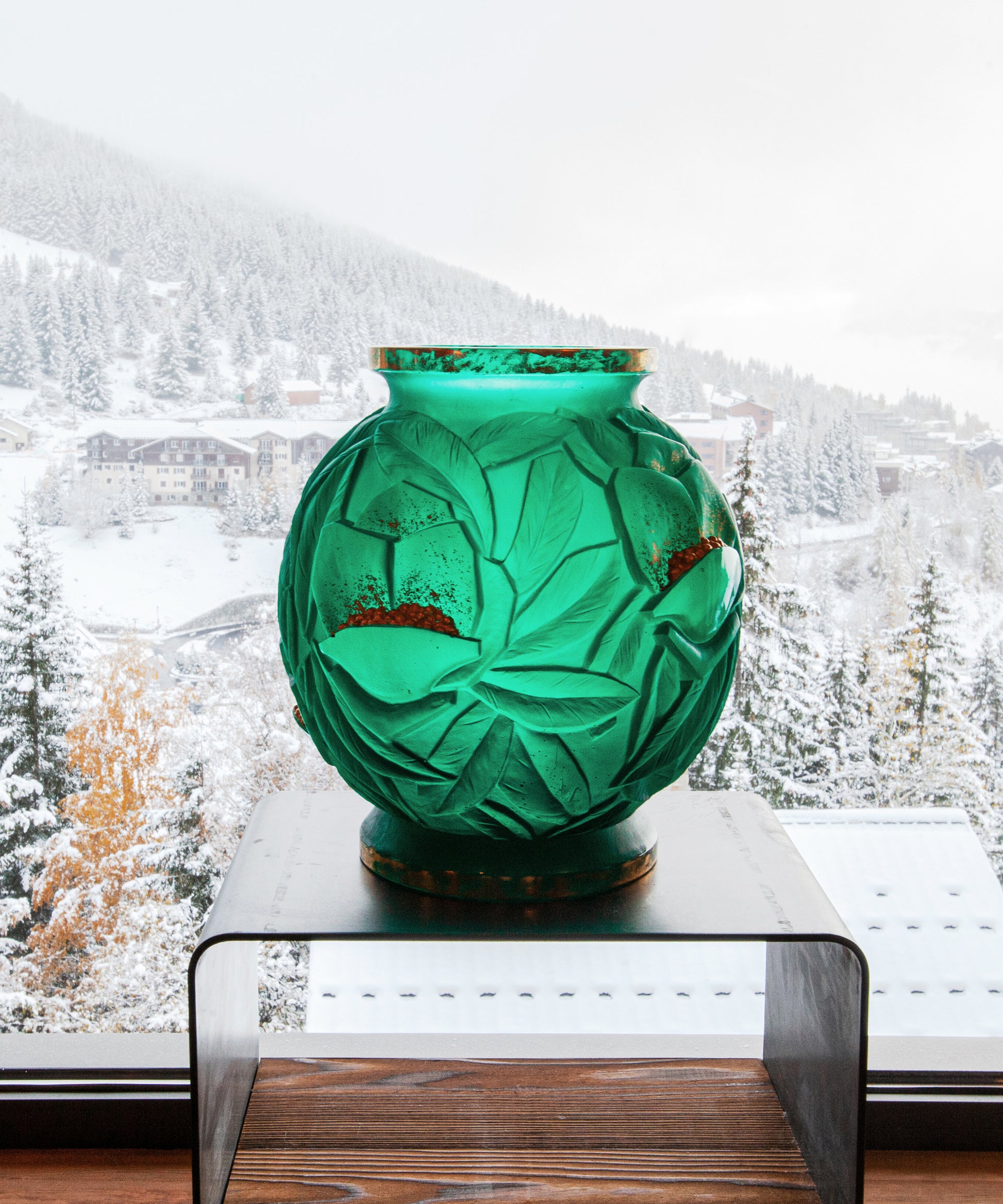 Vase grand modèle Empreinte de Daum, en verre vert avec finition or, décor élégant et finition raffinée.