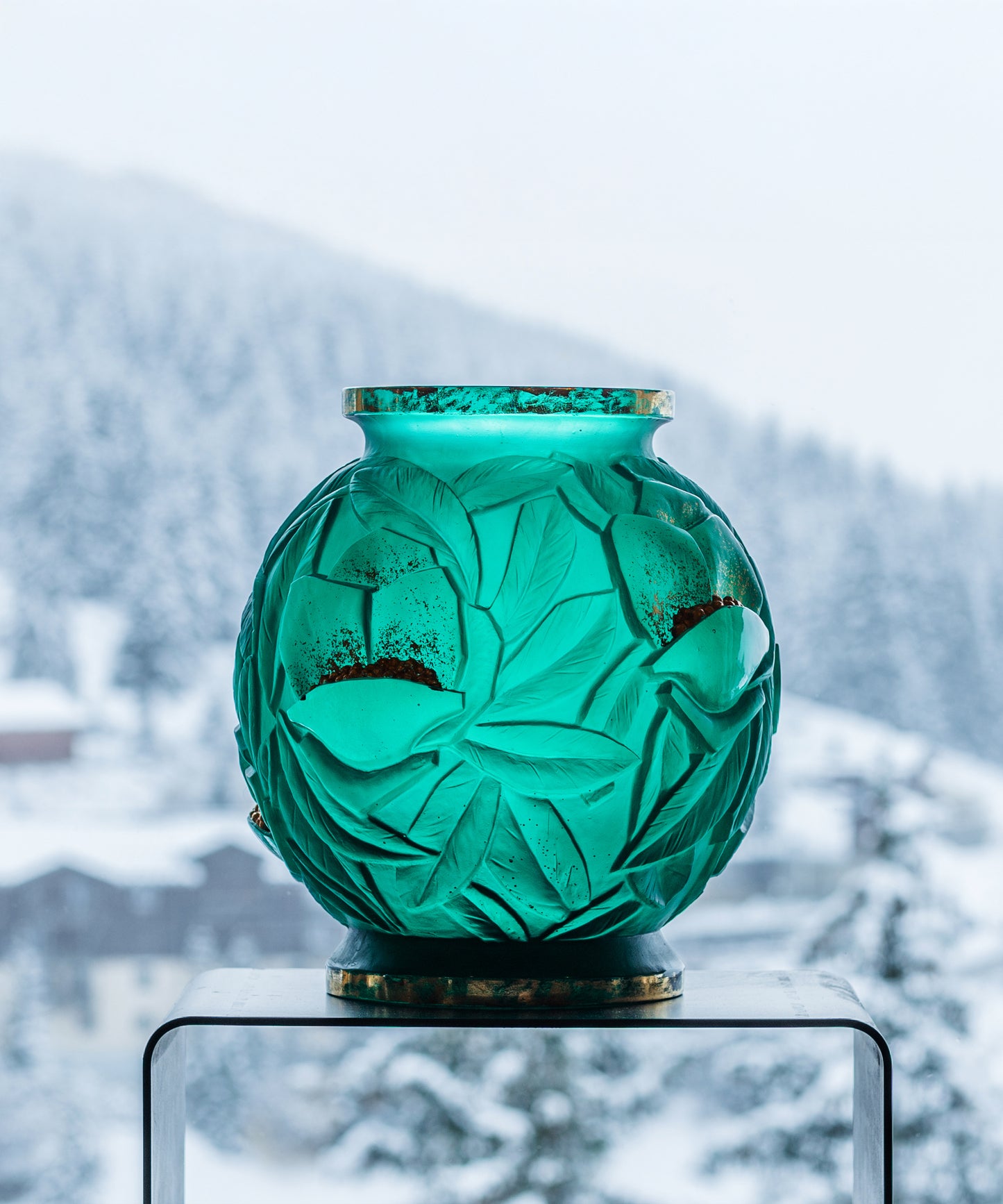 Vase grand modèle Empreinte de Daum en verre vert avec finition or, design élégant et contemporain.