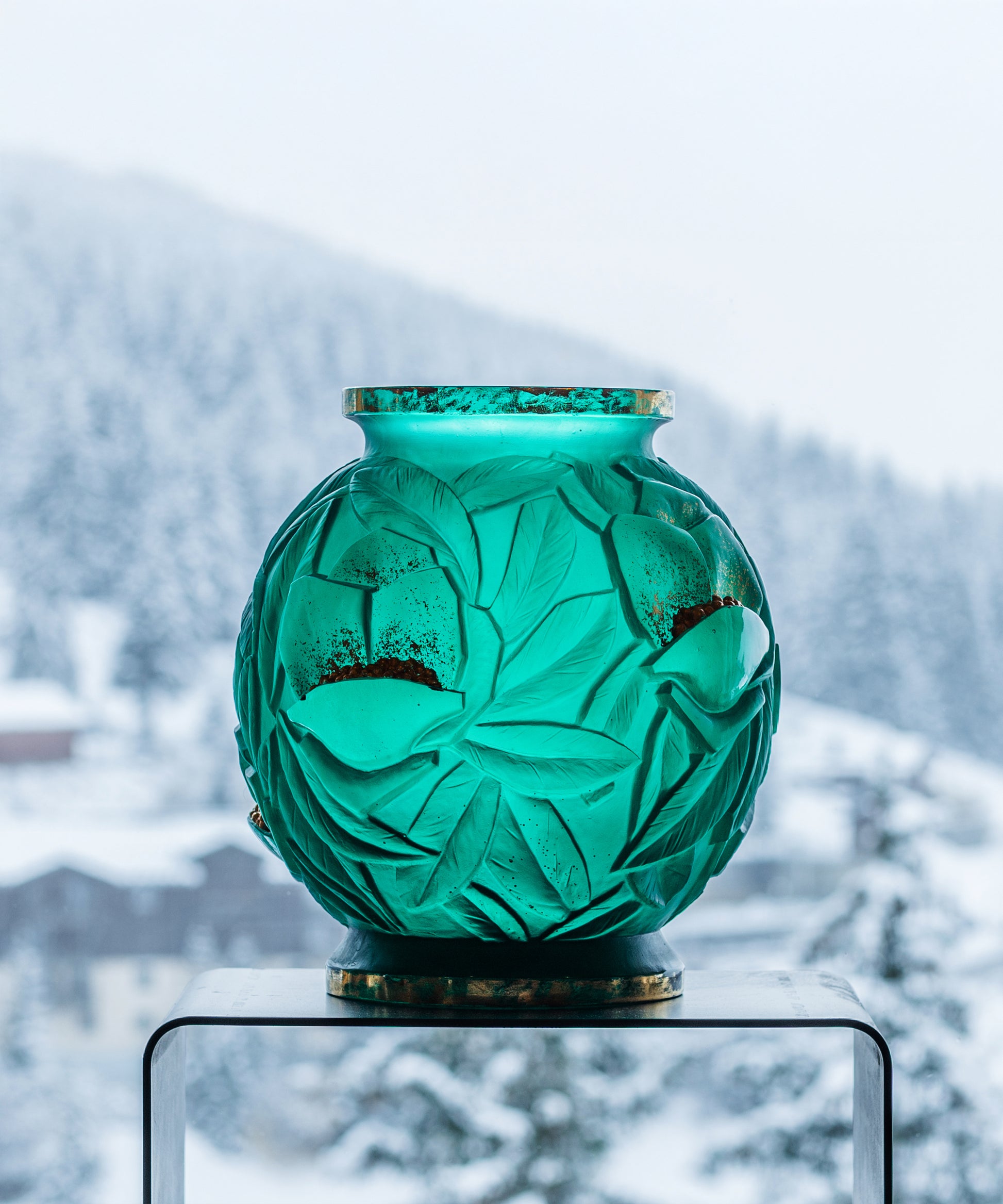 Vase grand modèle Empreinte de Daum en verre vert avec finition or, design élégant et contemporain.