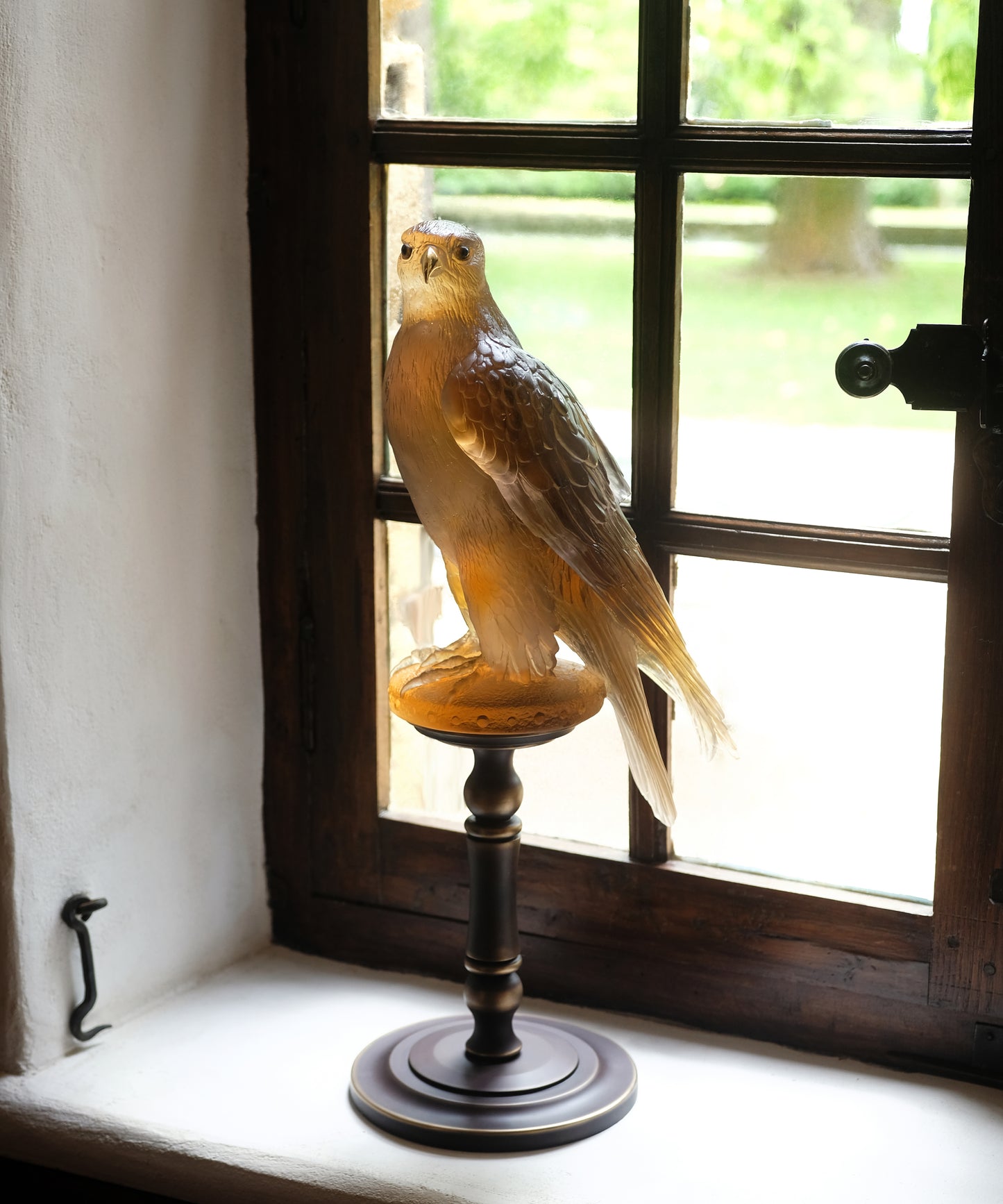 Faucon Gerfaut en pâte de verre Ambre-Rose de Madeleine Van der Knoop, pièce artistique signée Daum, 125 ex.