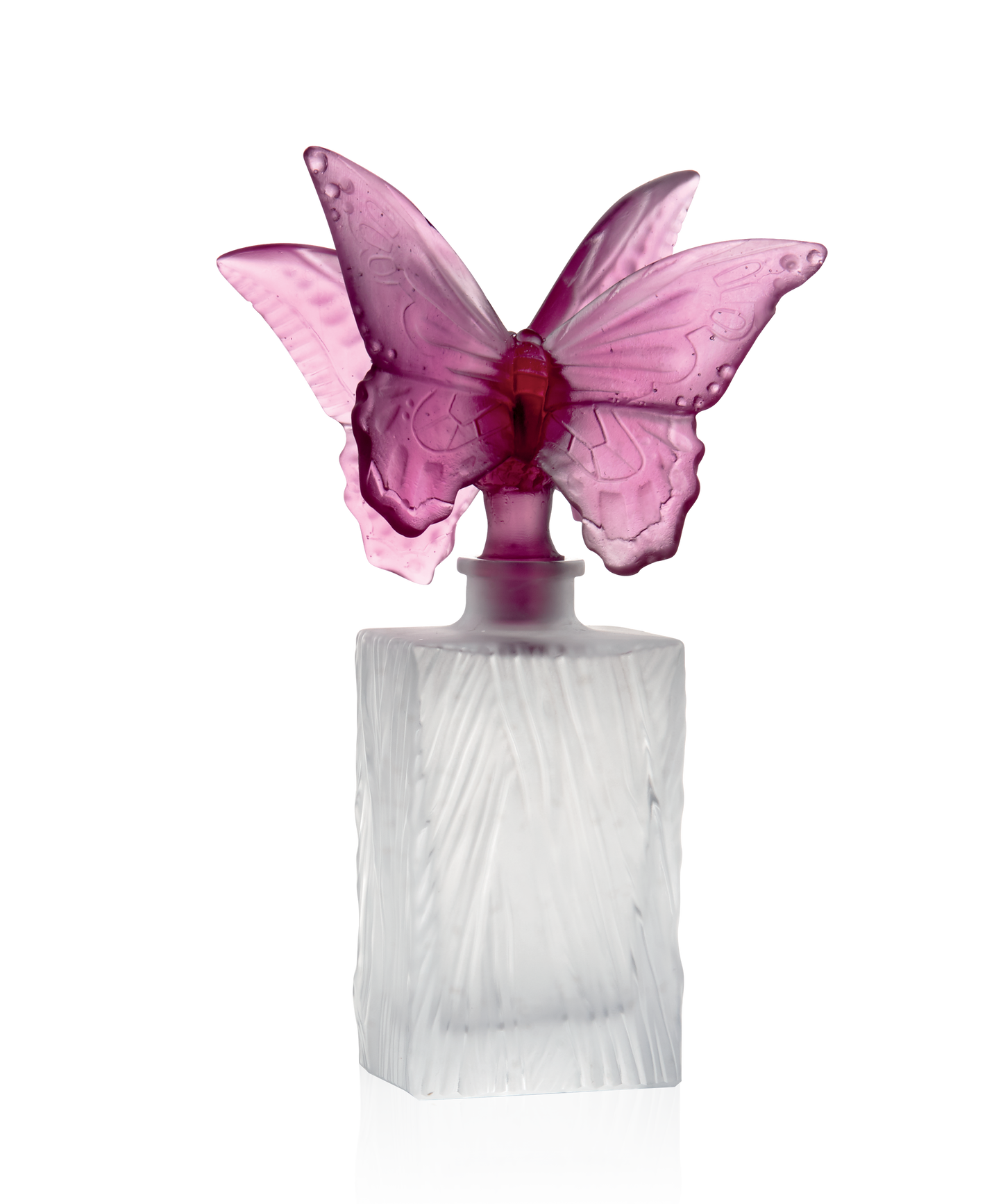 Flacon de parfum Daum prestige en verre avec motif de deux papillons élégants, design artistique et sophistiqué.