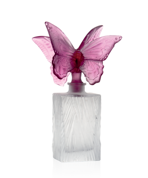 Flacon de parfum Daum Prestige avec un design de couple de papillons en verre coloré.