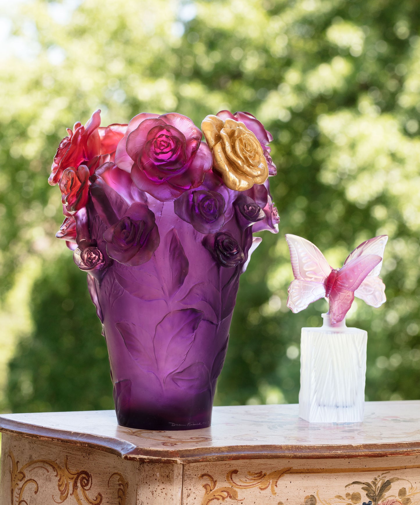 Flacon de parfum Daum prestige en verre avec couple de papillons sculptés, design élégant et artistique.