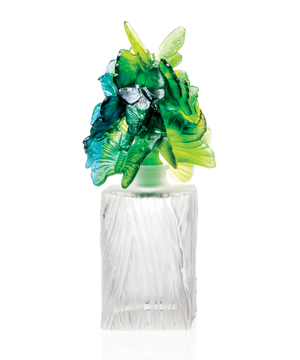 Flacon de parfum prestige Daum L'Envol des Papillons avec design élégant et détails raffinés, vue de face.
