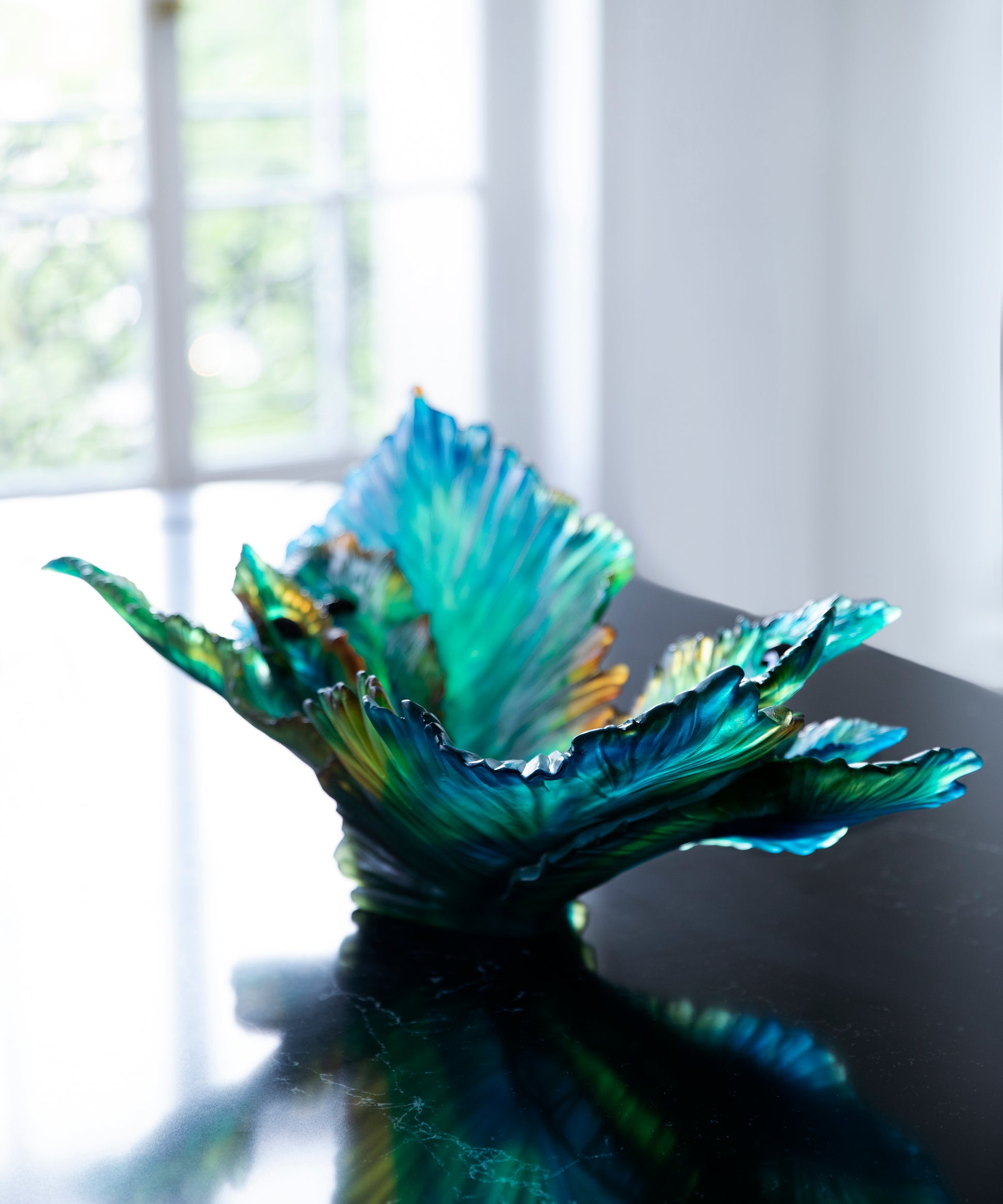 Centre de table Fleur de Paon Daum, pièce artistique en verre coloré avec motif de paon, décoratif et élégant.