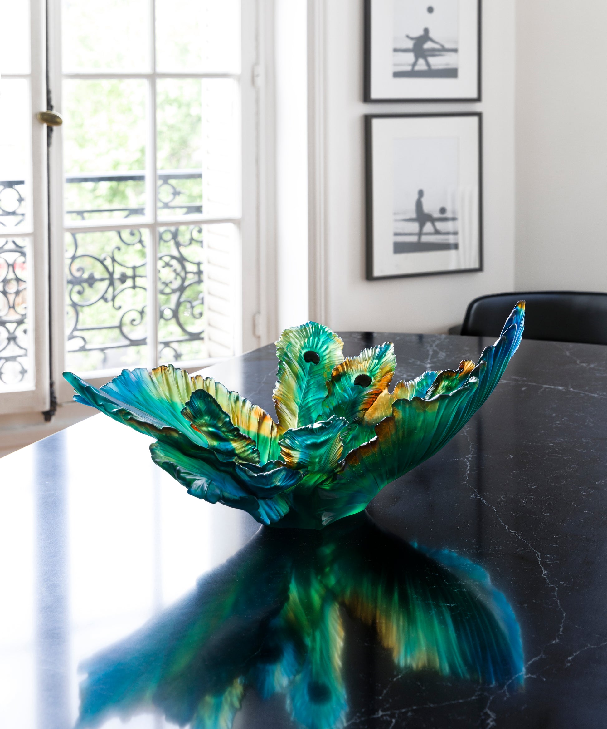 Centre de table Fleur de Paon de Daum avec détails colorés et finition élégante, décoratif pour la maison.