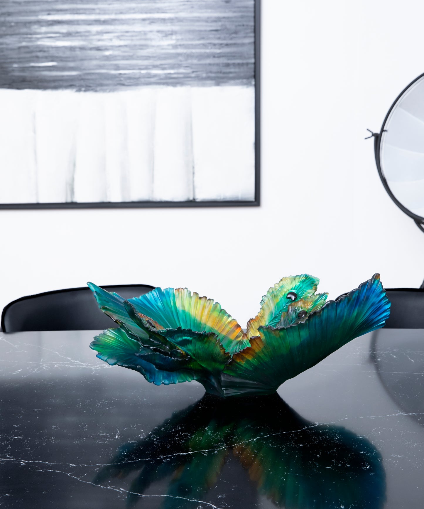 Centre de table Fleur de Paon Daum, pièce artistique en verre coloré avec motif de paon élégamment sculpté.
