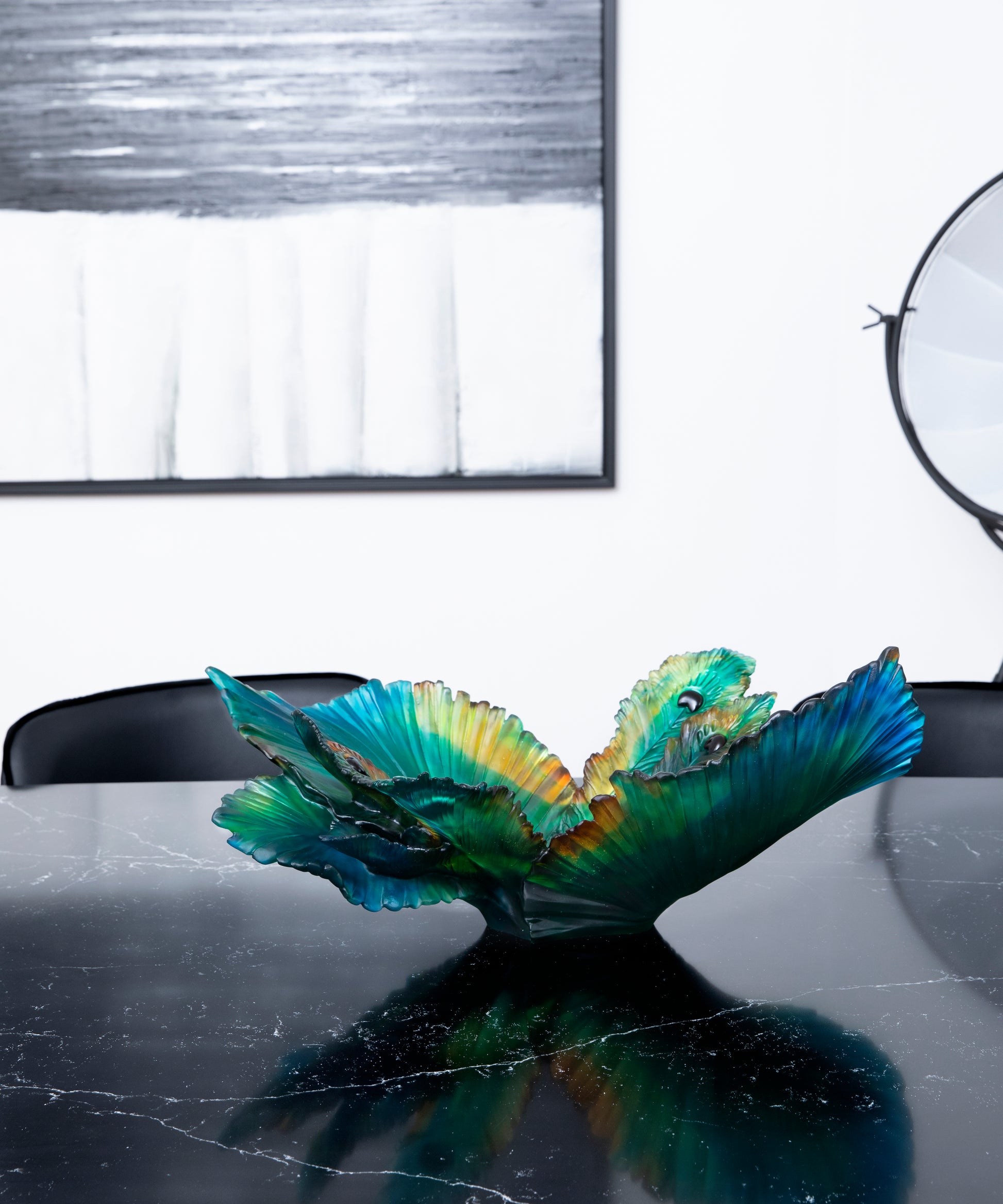 Centre de table Fleur de Paon Daum, pièce artistique en verre coloré avec motif de paon élégamment sculpté.