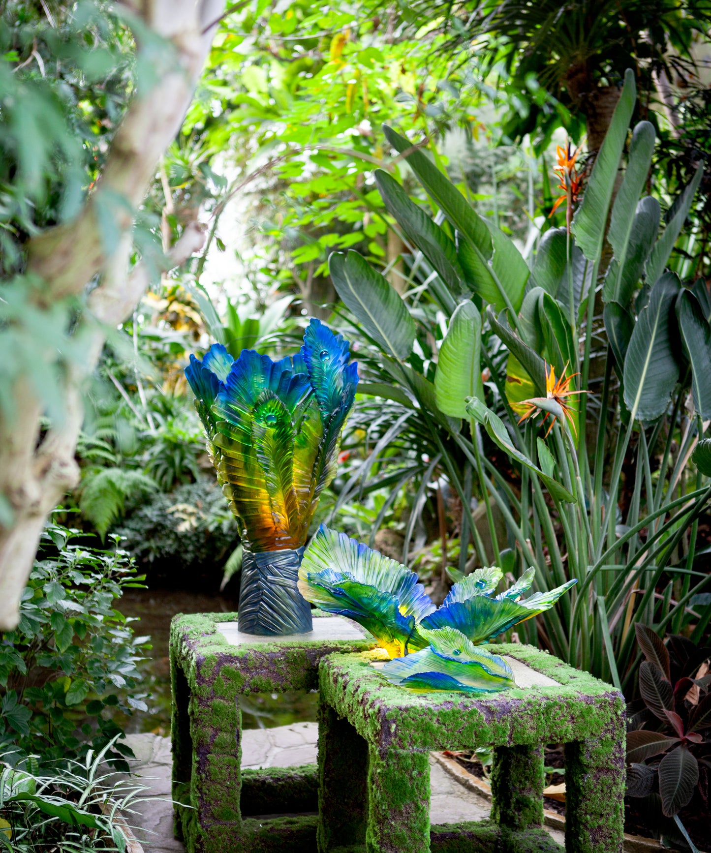 Centre de table Fleur de Paon Exotique de Daum, sculpture en verre coloré représentant un paon exotique avec détails élégants.