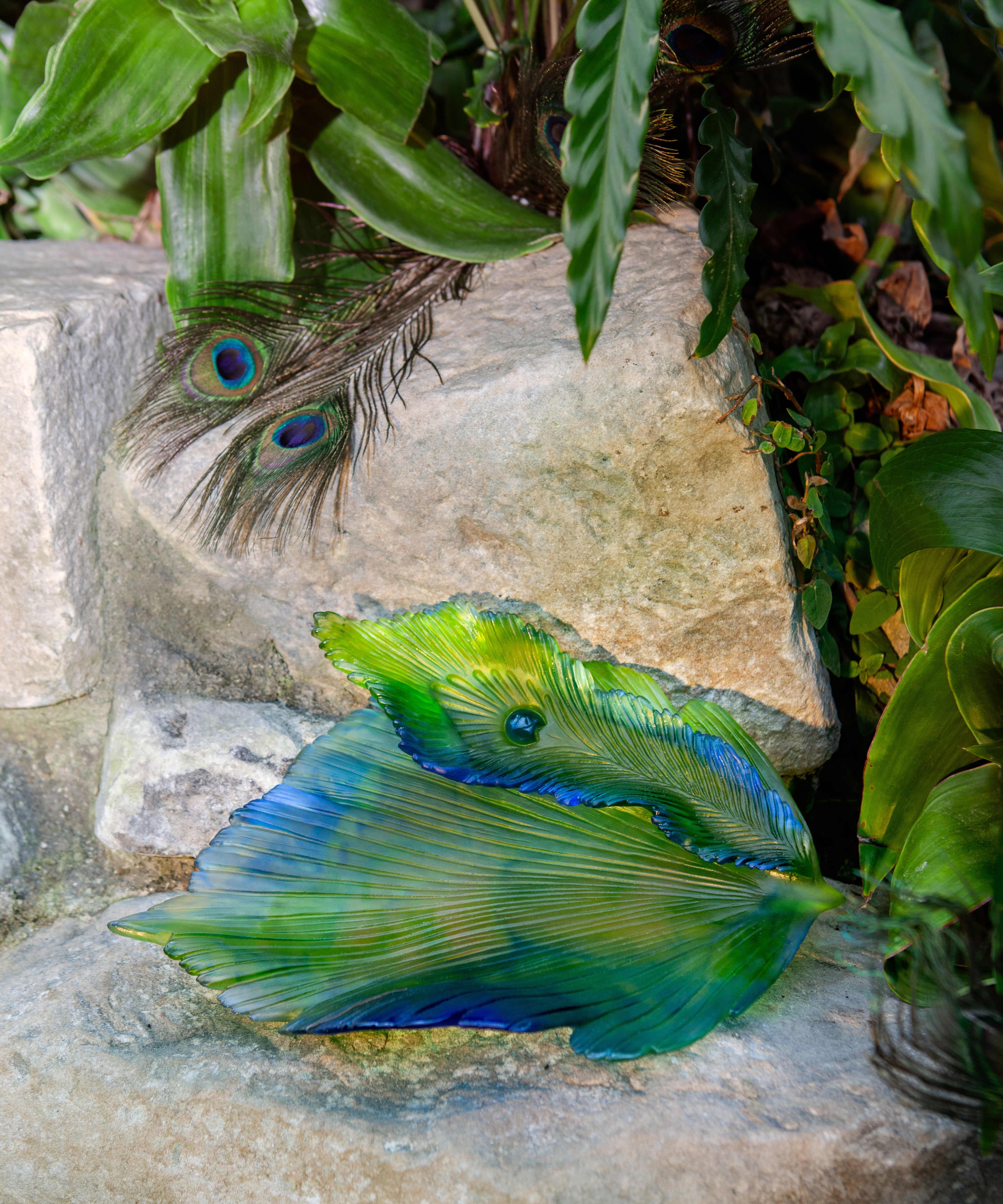 Fleur de Paon Exotique en verre de taille moyenne de la marque Daum, avec détails colorés et finition artistique.