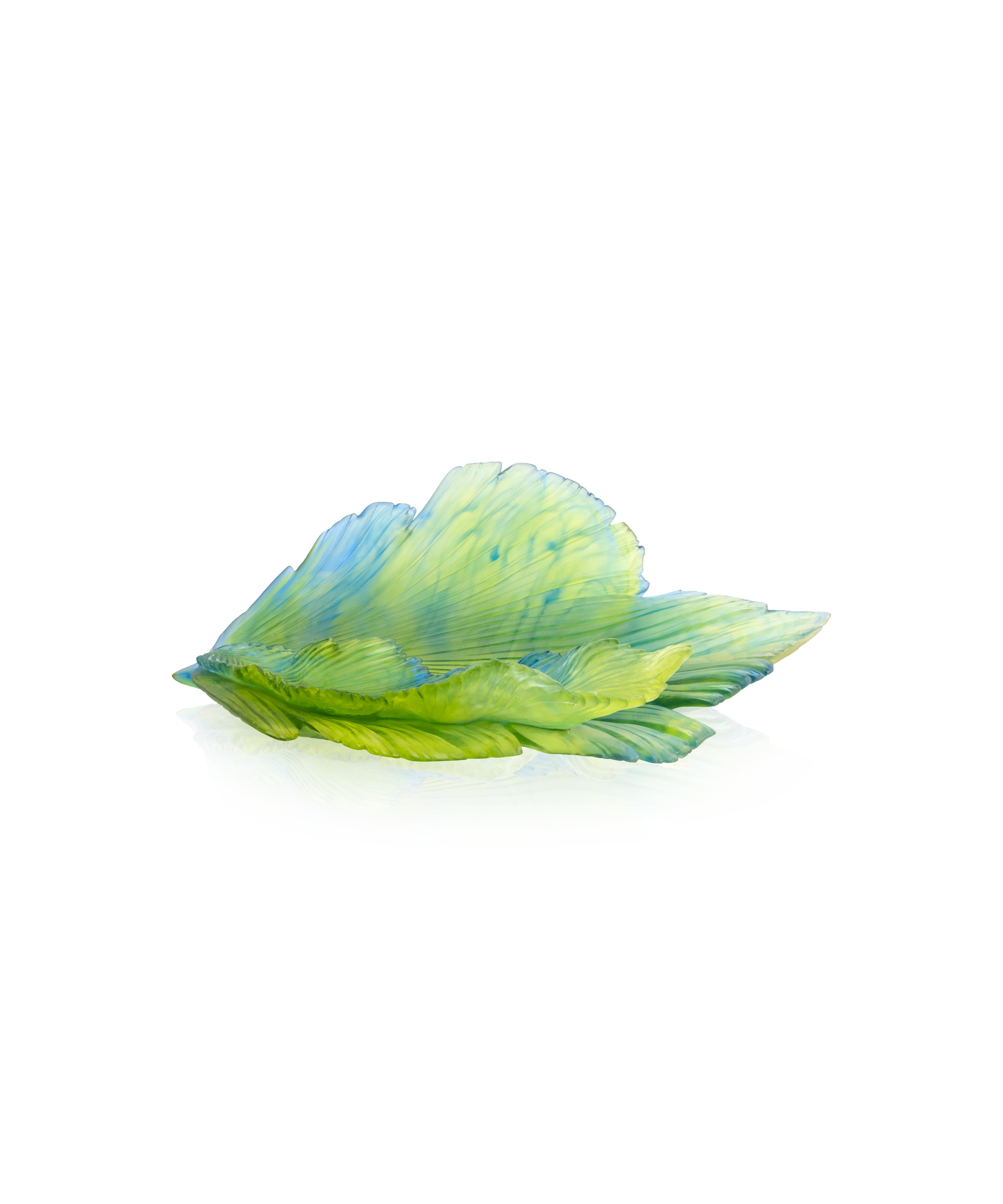 Fleur de Paon Exotique de Daum, coupe de taille moyenne, sculpture en verre coloré avec motif de paon.