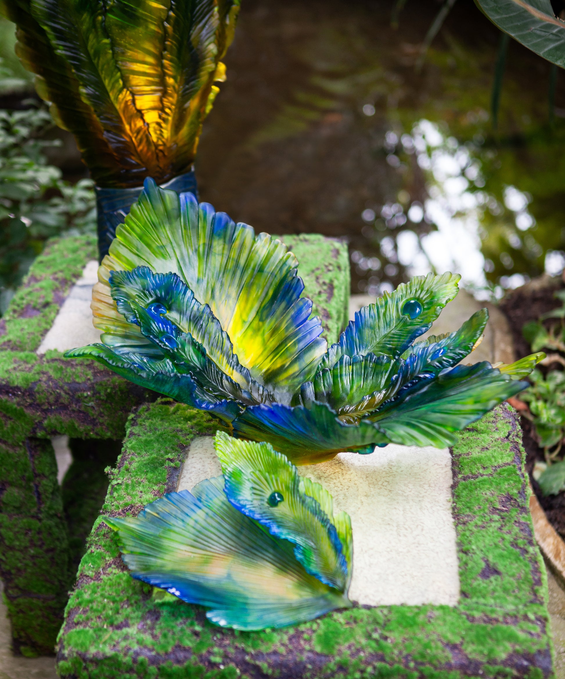 Fleur de Paon Exotique de Daum, coupe en verre de taille moyenne avec motif coloré et détails artistiques.