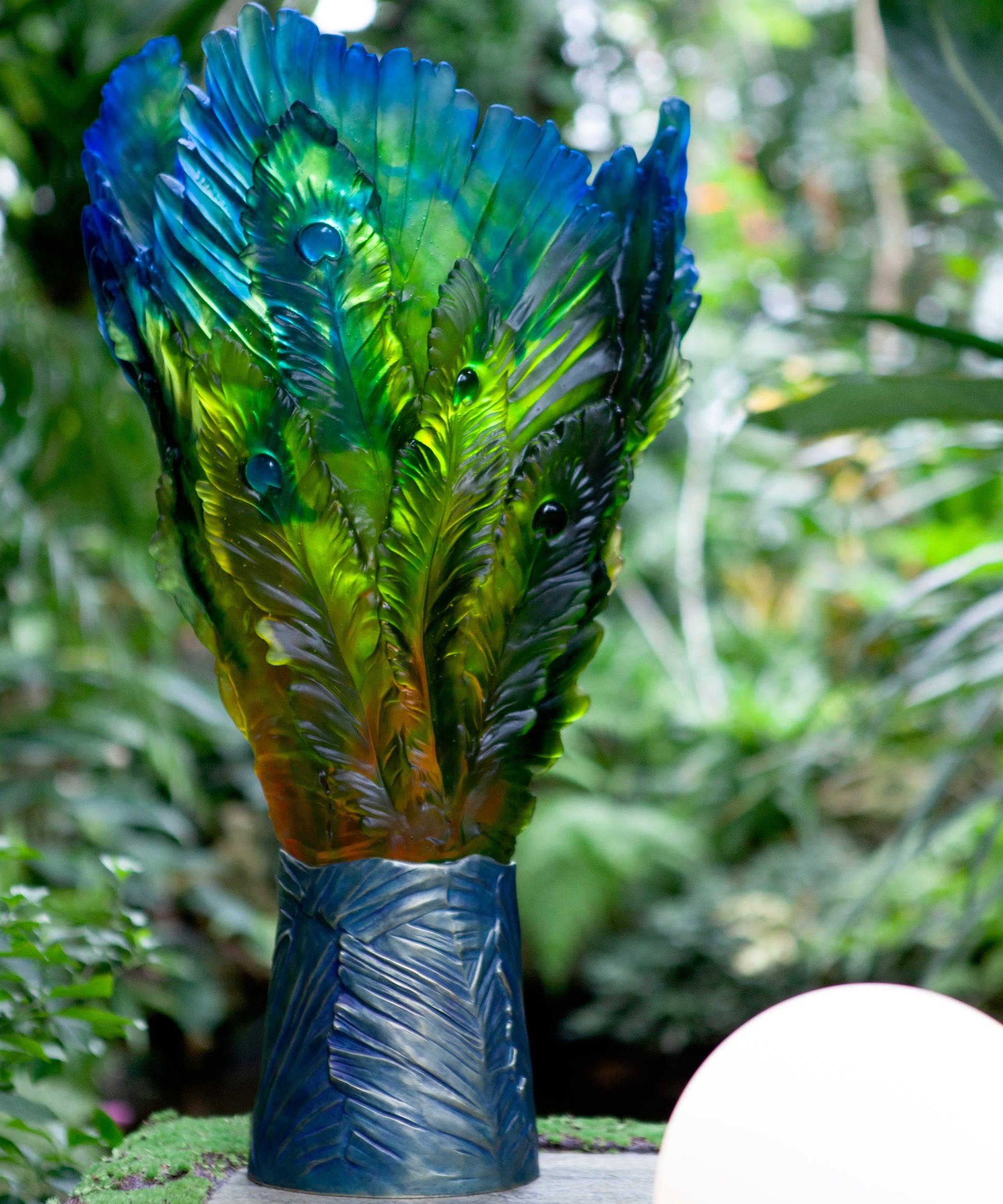 Vase Magnum Fleur de Paon Exotique en verre coloré de la marque Daum, avec motif floral élégant.