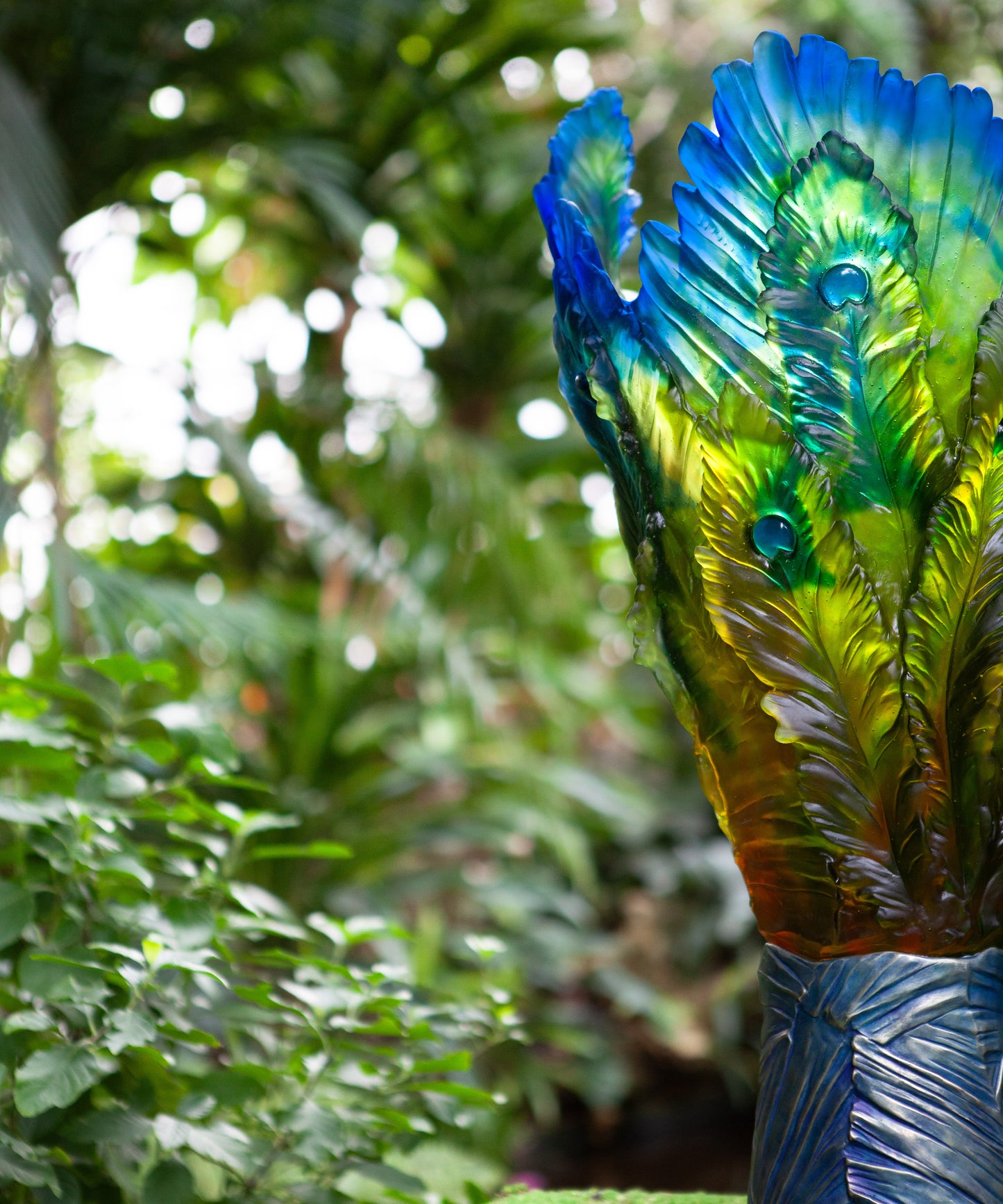 Vase Magnum Fleur de Paon Exotique en verre Daum avec motif coloré et détails raffinés, hauteur 25 cm.