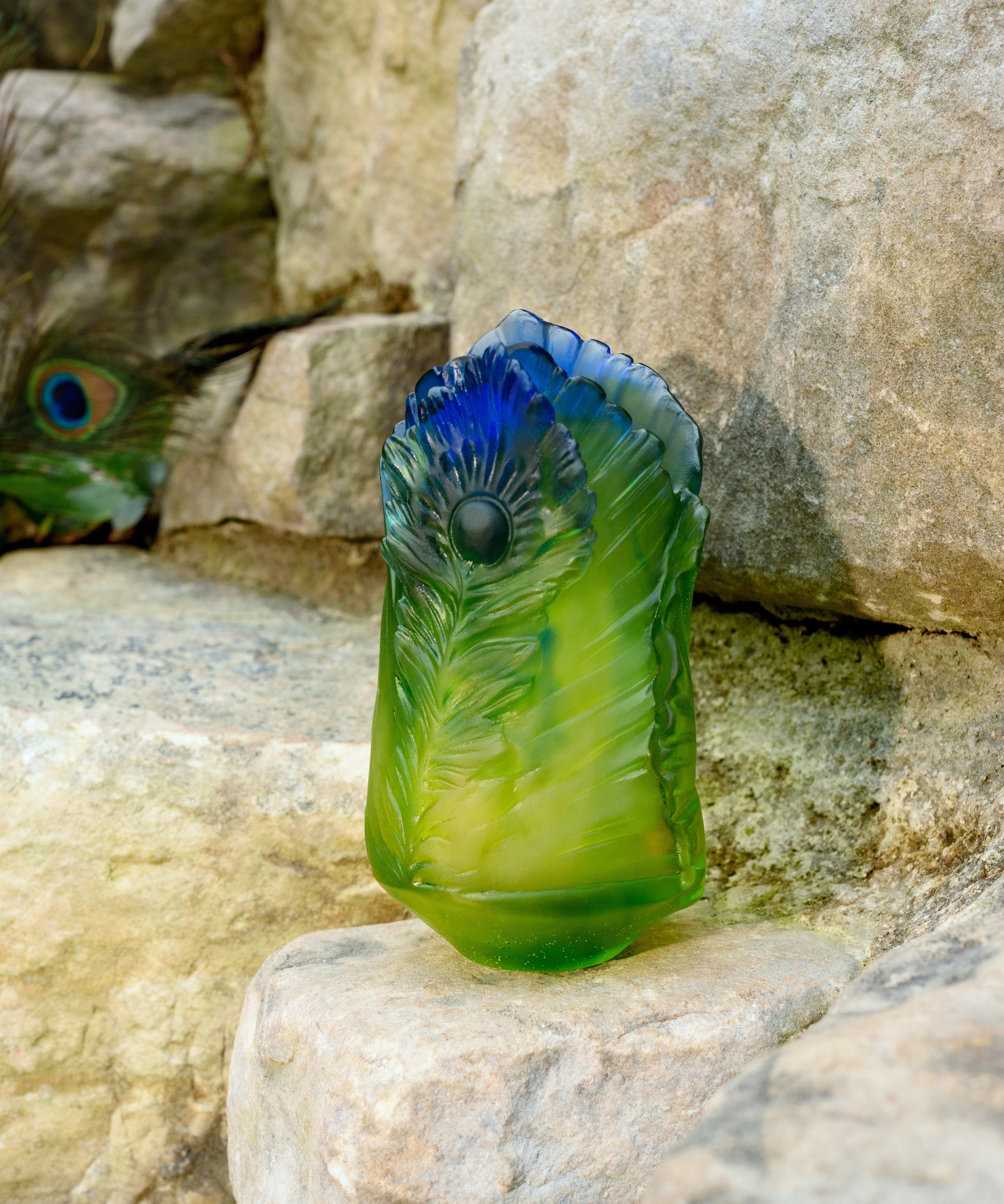 Vase petit modèle Fleur de Paon Exotique en verre coloré de la marque Daum, avec motif floral élégant.