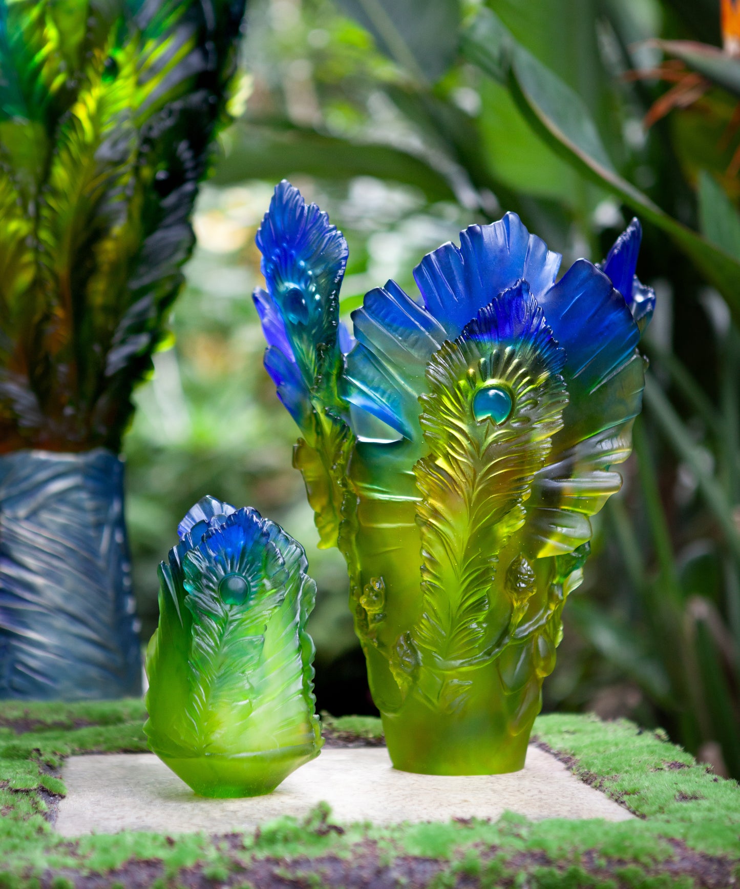Vase petit modèle Fleur de Paon Exotique en verre de la marque Daum, décoré de motifs colorés et détaillés.