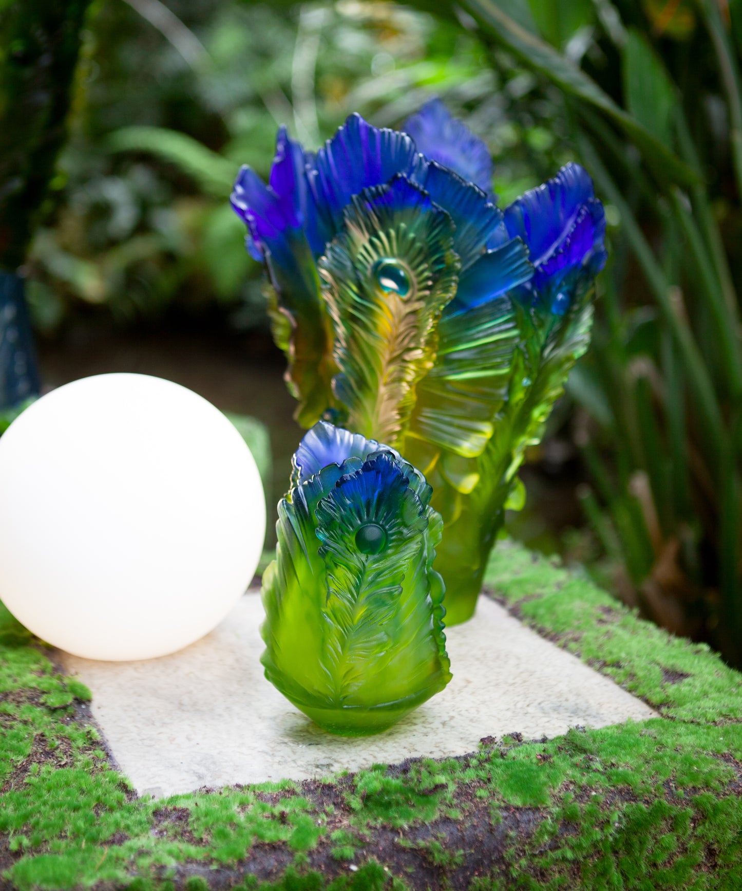 Vase petit modèle Fleur de Paon Exotique en verre Daum, décor coloré avec motif de paon exotique.