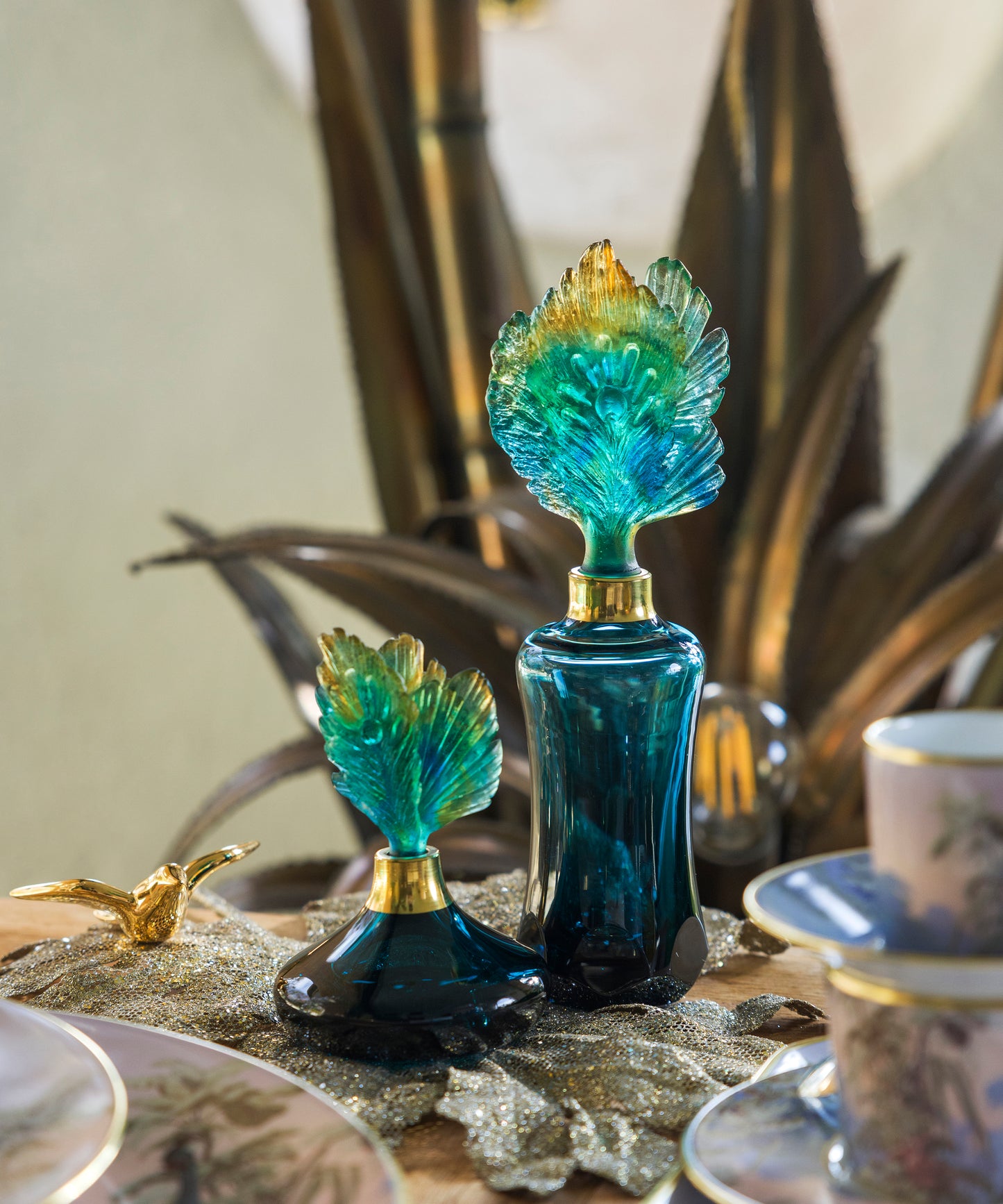 Flacon à parfum Fleur de Paon de la marque Daum, design élégant en verre avec motif floral coloré.