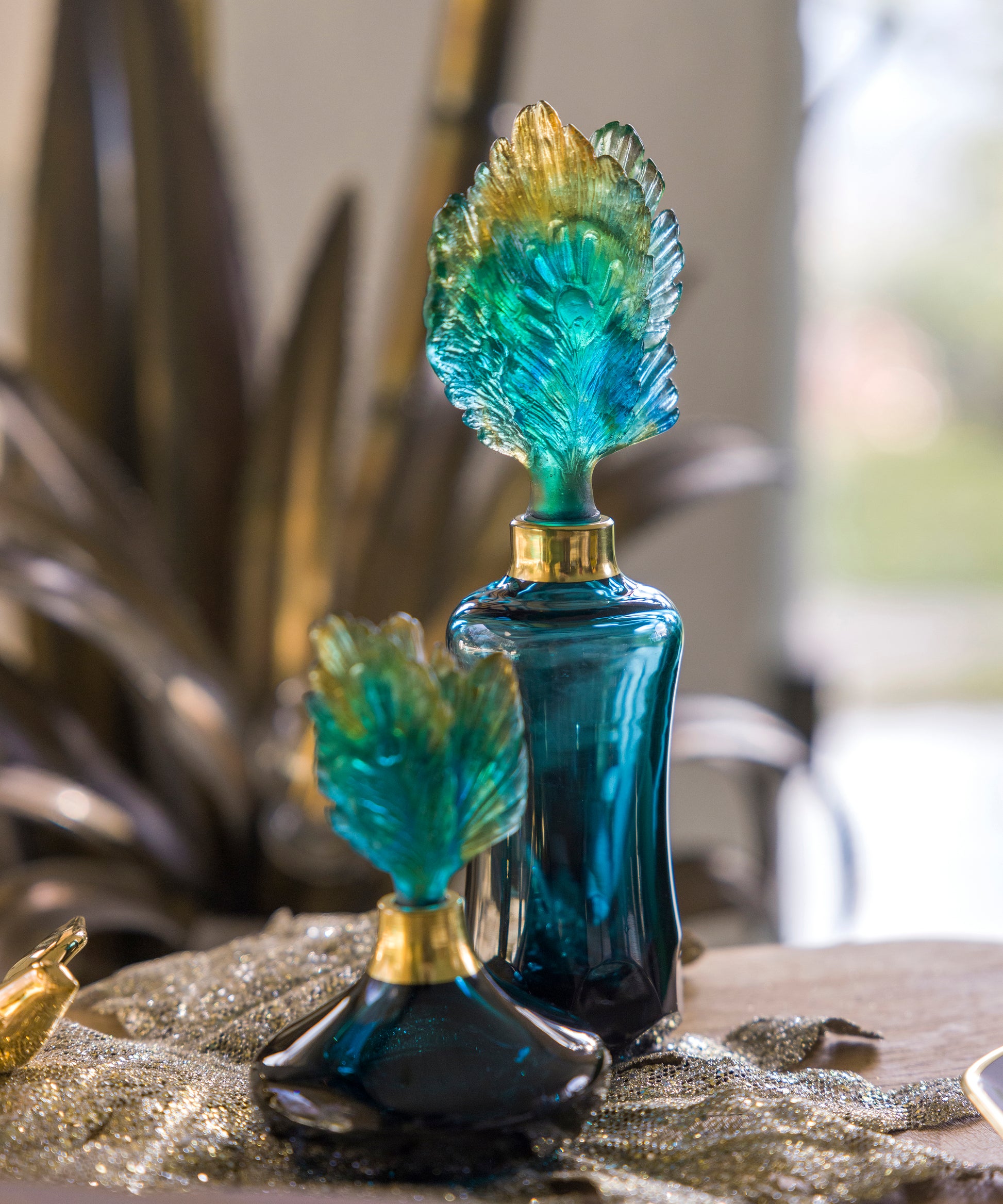 Flacon à parfum Fleur de Paon de la marque Daum avec motif de fleur de paon en verre élégant.