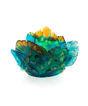 Vase Fleur de Paon en verre coloré signé Daum, orné de motifs inspirés de plumes de paon.