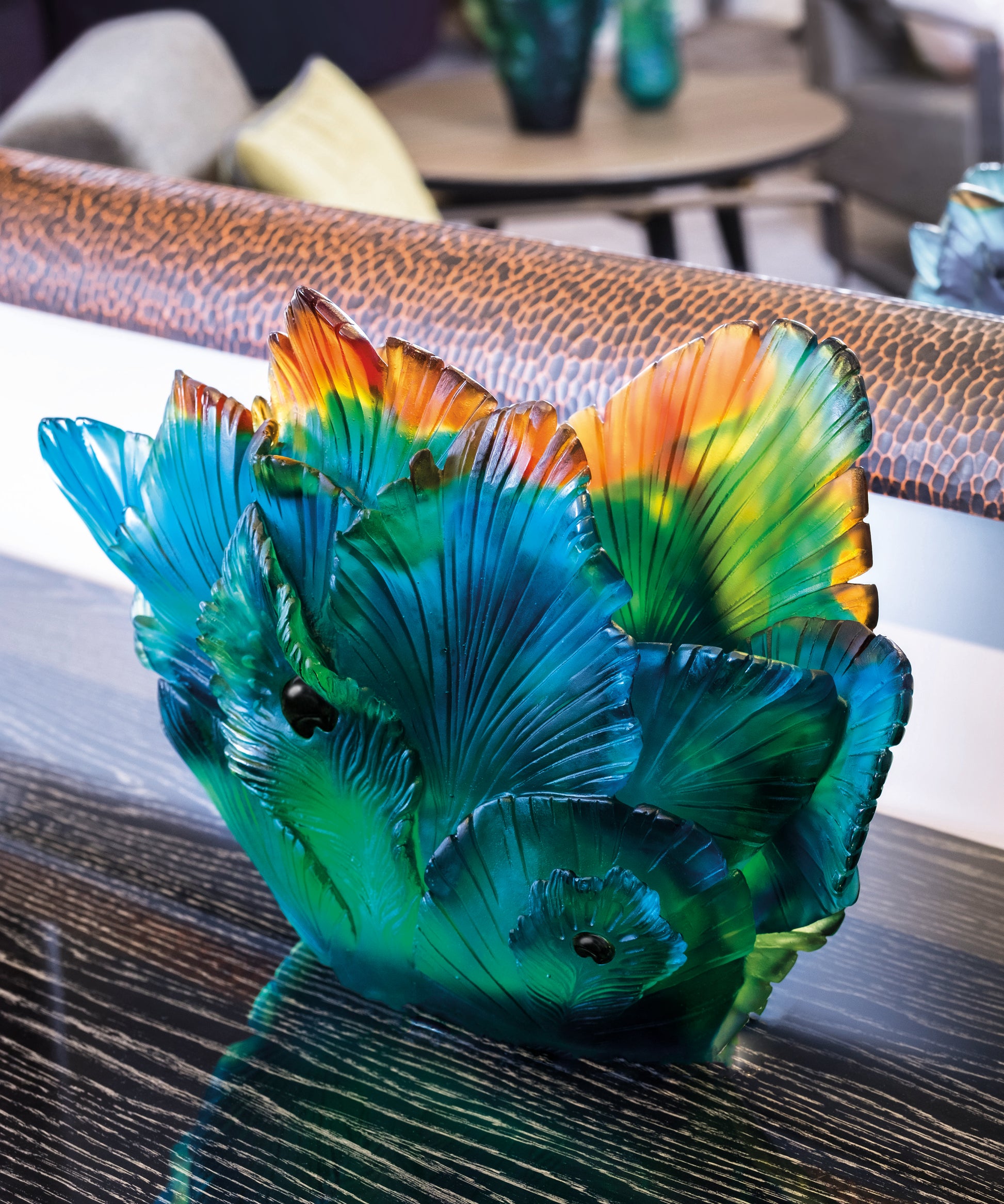 Vase Fleur de Paon en verre Daum avec motif coloré et détails ornementaux, élégant et artistique en verre soufflé.