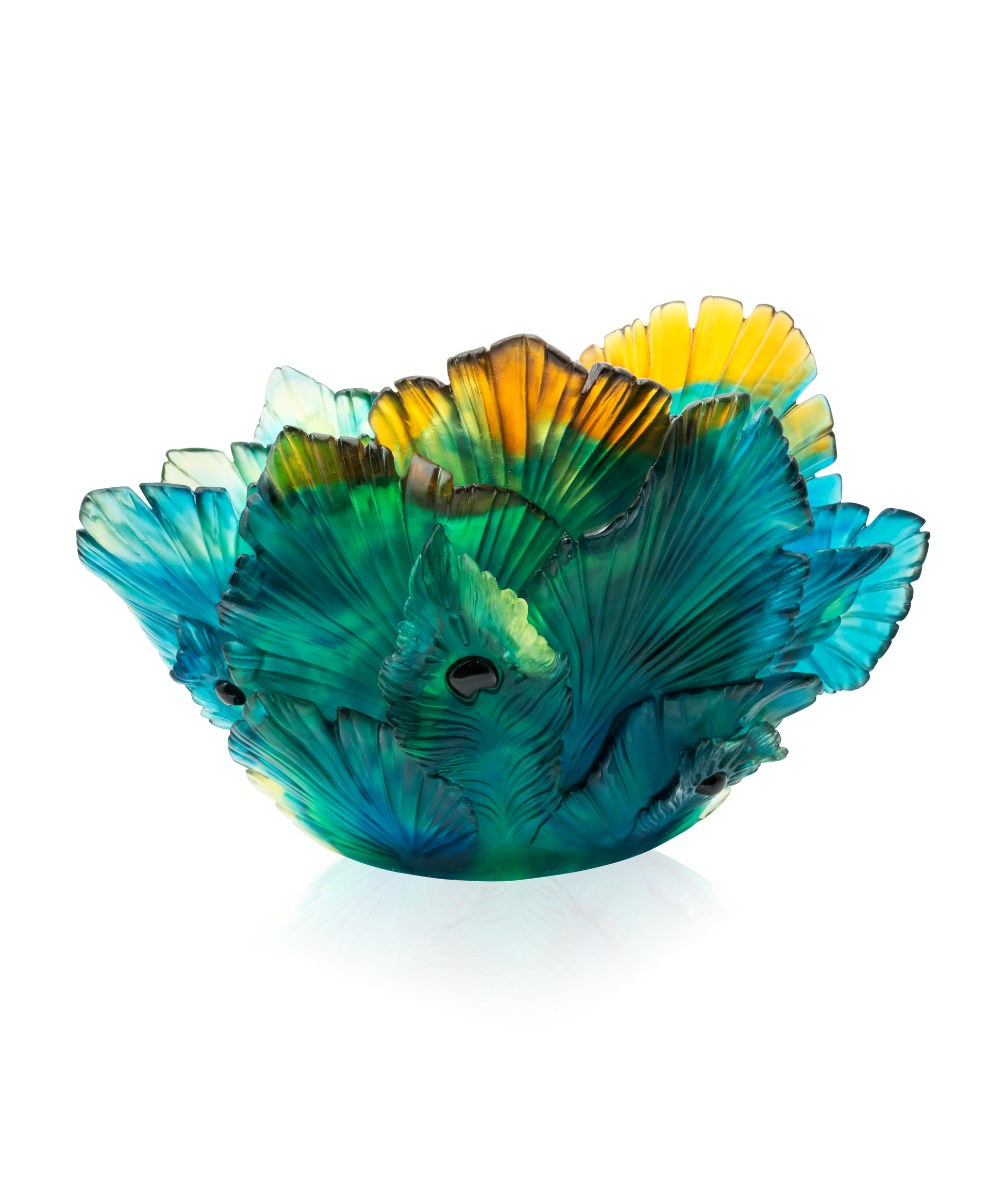 Vase Fleur de Paon en verre de marque Daum avec motif coloré et détails élégants, posé sur une surface blanche.