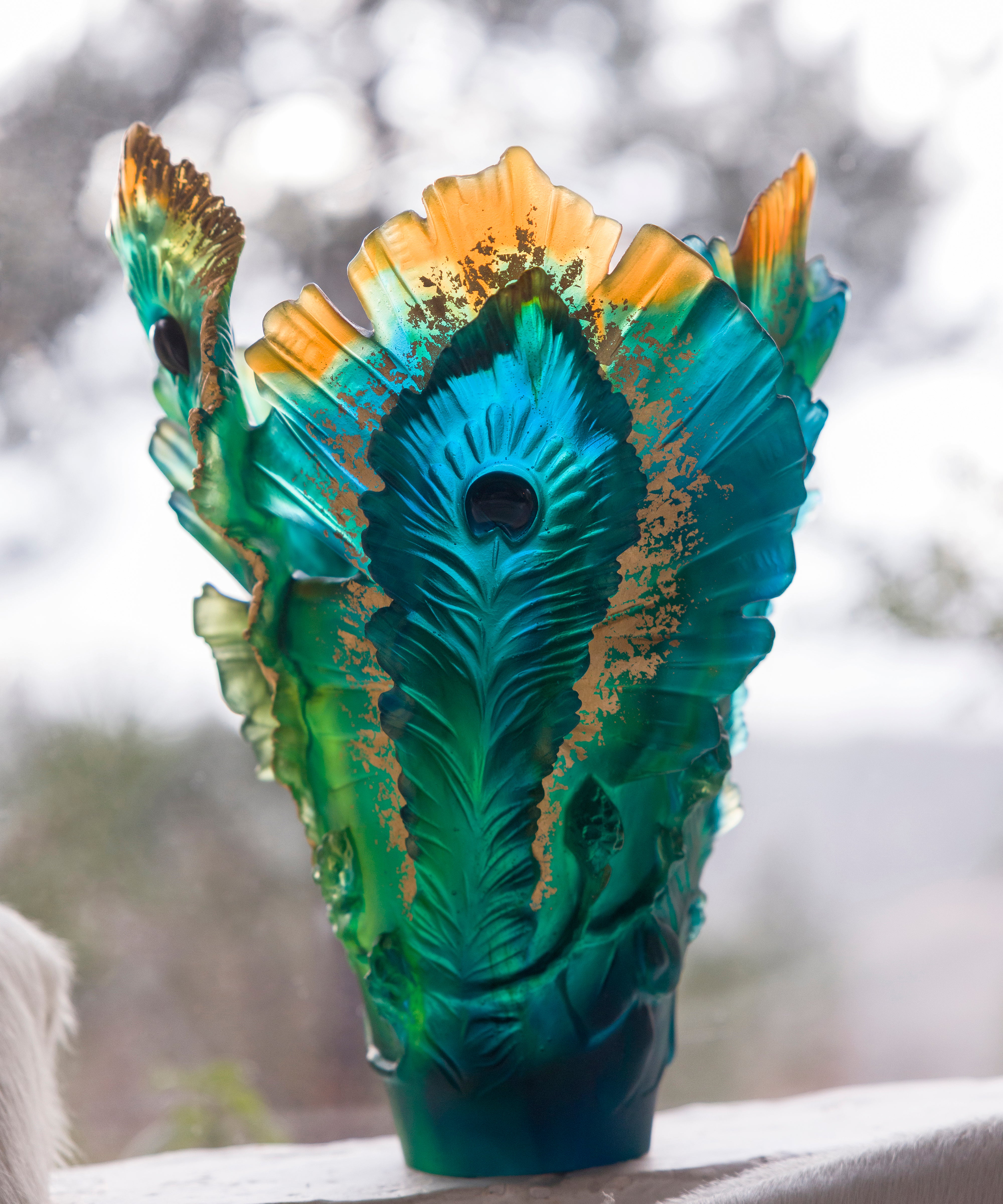 Vase grand modèle Fleur de Paon Daum doré avec feuilles d'or, décoration élégante et raffinée en verre brillant.