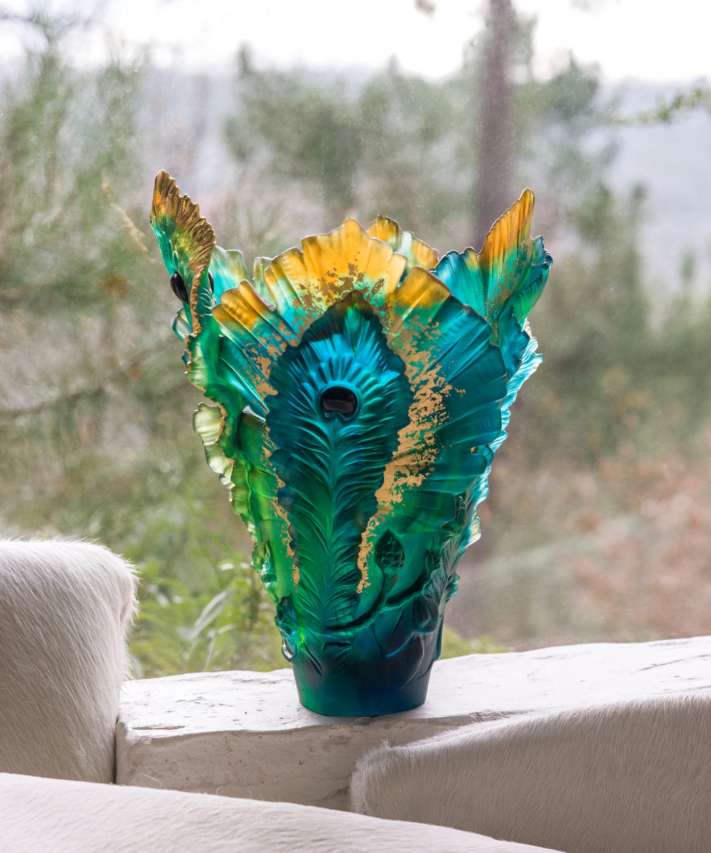 Vase grand modèle Fleur de Paon doré avec feuille d'or par Daum, décoration élégante en verre coloré et finition raffinée.