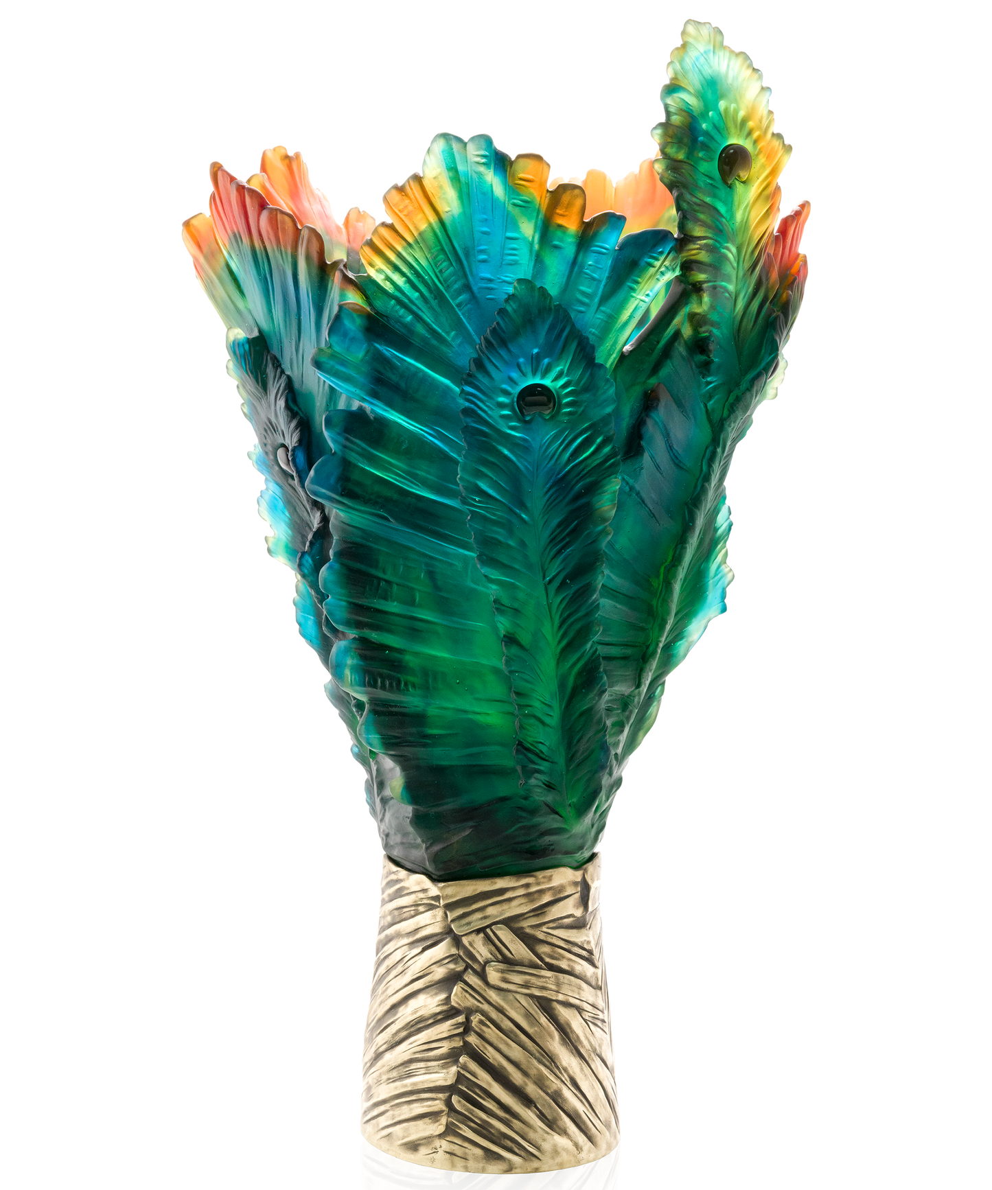 Vase magnum Fleur de Paon en verre Daum avec motif coloré, haut et élégant, posé sur une surface en bois.