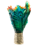 Vase magnum Fleur de Paon en verre Daum avec motif coloré, haut et élégant, posé sur une surface en bois.