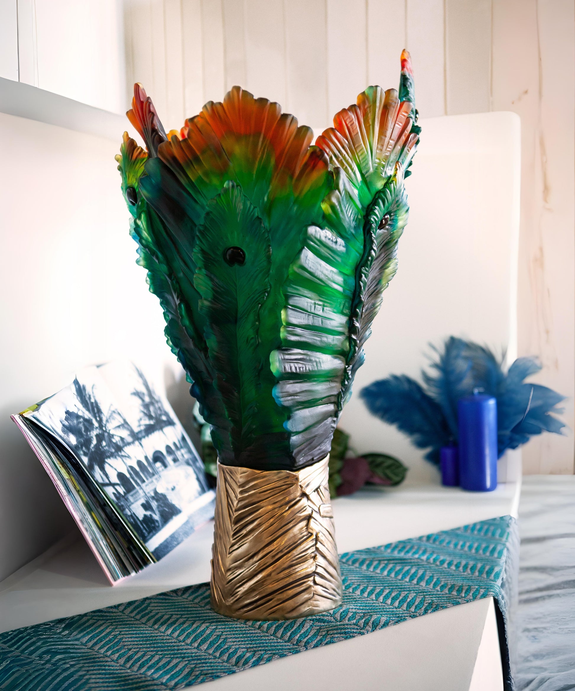 Vase Magnum Fleur de Paon Daum avec motif coloré en verre soufflé, affichant des détails artistiques élégants.